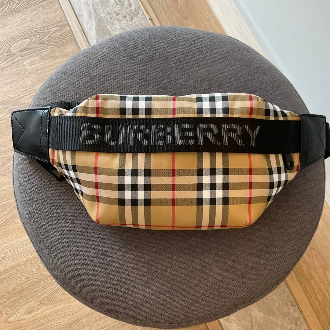 Burberry Vintage Check Sonny Belt Bag รุ่นใหม่ล่าสุด! BURBERRY FRAGRANCES BELT BAG วัสดุ100%POLYAMIDE (Nylon & Canvas)ทกระเป๋าคาดเอว คาดอกแบบ UNISEX ใช้ได้ทุกเพศ ลายวินเทจ