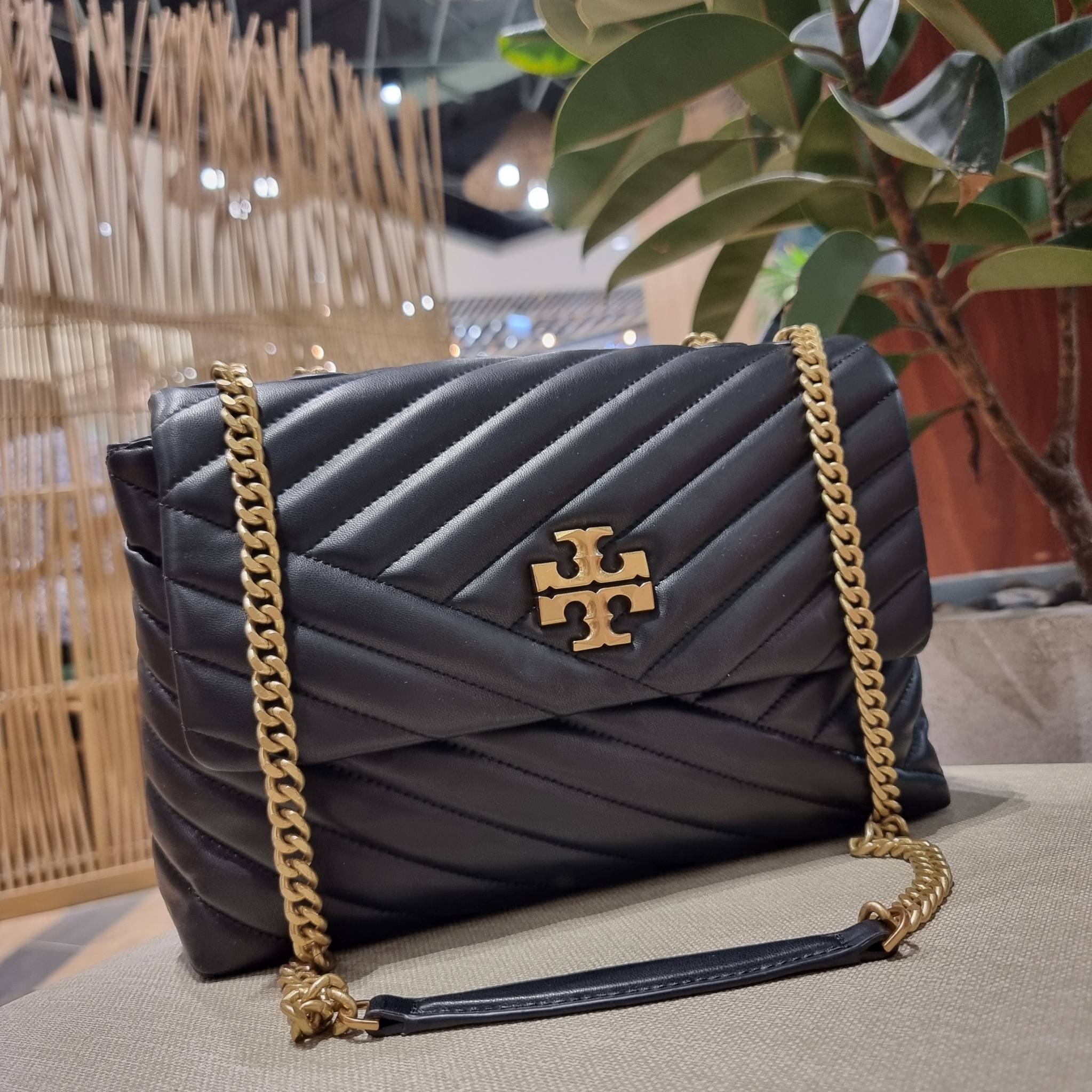 TORY BURCH KIRA CHEVRON CONVERTIBLE SHOULDER BAG กระเป๋าสะพายรุ่นยอดฮิต ไซส์ใหญ่จัดเต็มให้เน้นๆ ใช้ยังไงก็ดูหรู ดีไซน์เฉพาะตัว วัสดุหนังแกะ สัมผัสนิ่ม เปิด-ปิดด้วยกระดุมแม่เหล็ก ภายในเป็นช่องโล่ง แบ่งสัดส่วนไว้ดีมากๆ ใส่กระเป๋าสตางค์ มือถือ เครื่องสำอางค์