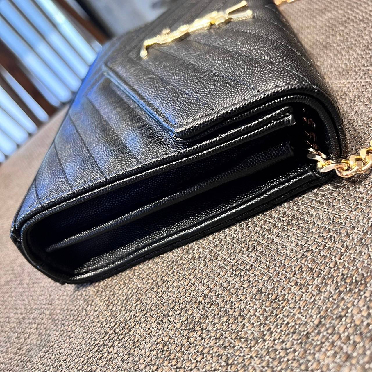 ไม่เคยผิดหวังจริงๆ!! กับรุ่นที่สาวๆรู้กัน Yves Saint laurent clutch bag with chain กระเป๋าสะพายทรง woc สุดฮอต ดีไซน์เรียบหรู โดดเด่นด้วยโลโก้ด้านหน้า เพิ่มดีเทลความผู้ดี วัสดุหนัง pepble ทนทาน ใช้งานง่ายเพียงแค่เปิด-ปิดด้วยกระดุมแม่เหล็ก ภายในแบ่งสัดส่วนไ