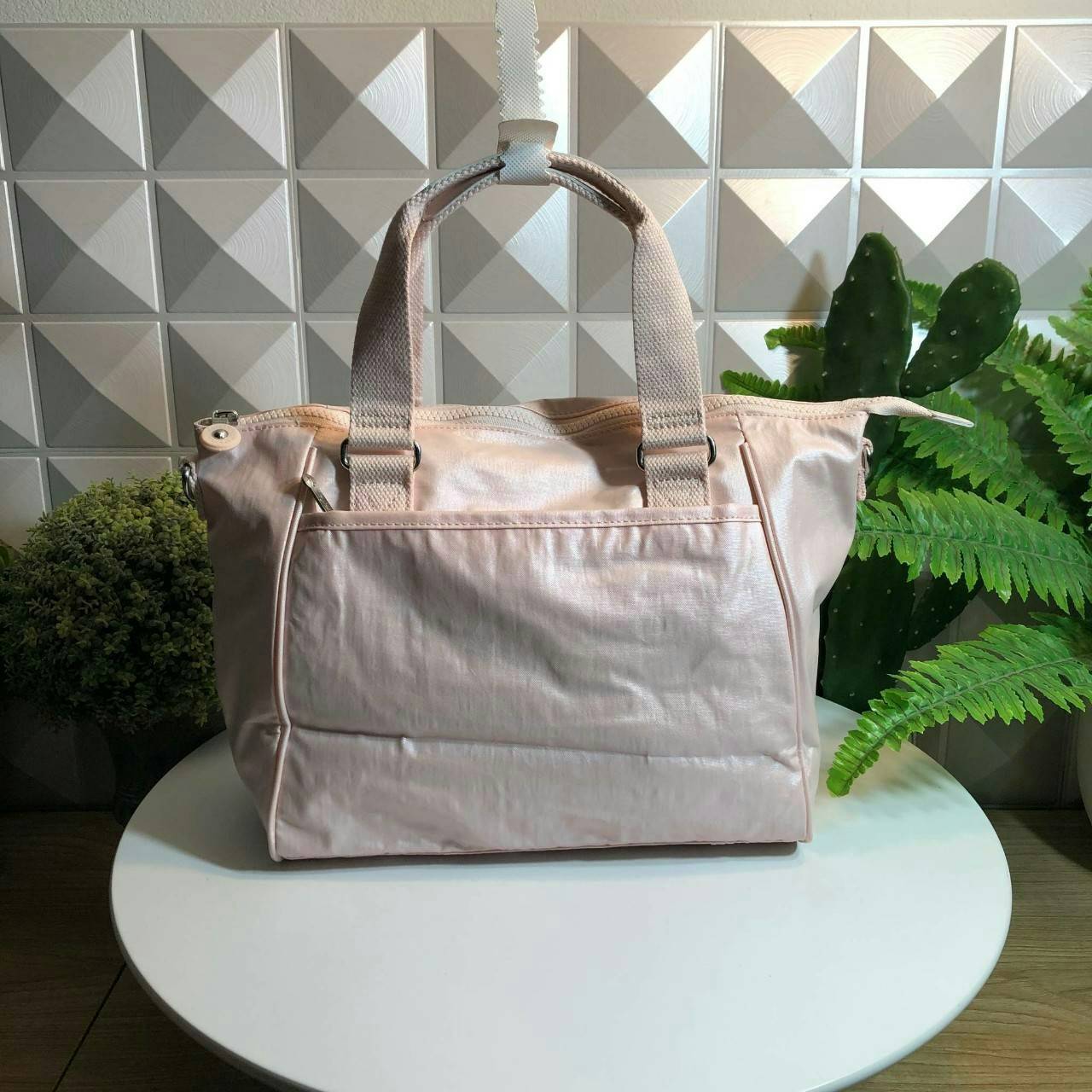 KIPLING AMIEL K15371 กระเป๋า KIPLING มาพร้อมพวงกุญเเจที่เป็นเอกลักษณ์ของเเบรนด์ เปิดปิดด้วยซิป มีสายยาว ถอดสายและปรับความยาวได้ น้ำหนักเบา ทำความสะอาดง่าย ช่องด้านในมีสายเกี่ยวกุญแจ ช่องซิปเล็กด้านใน แนะนำควรมีเลยค่า