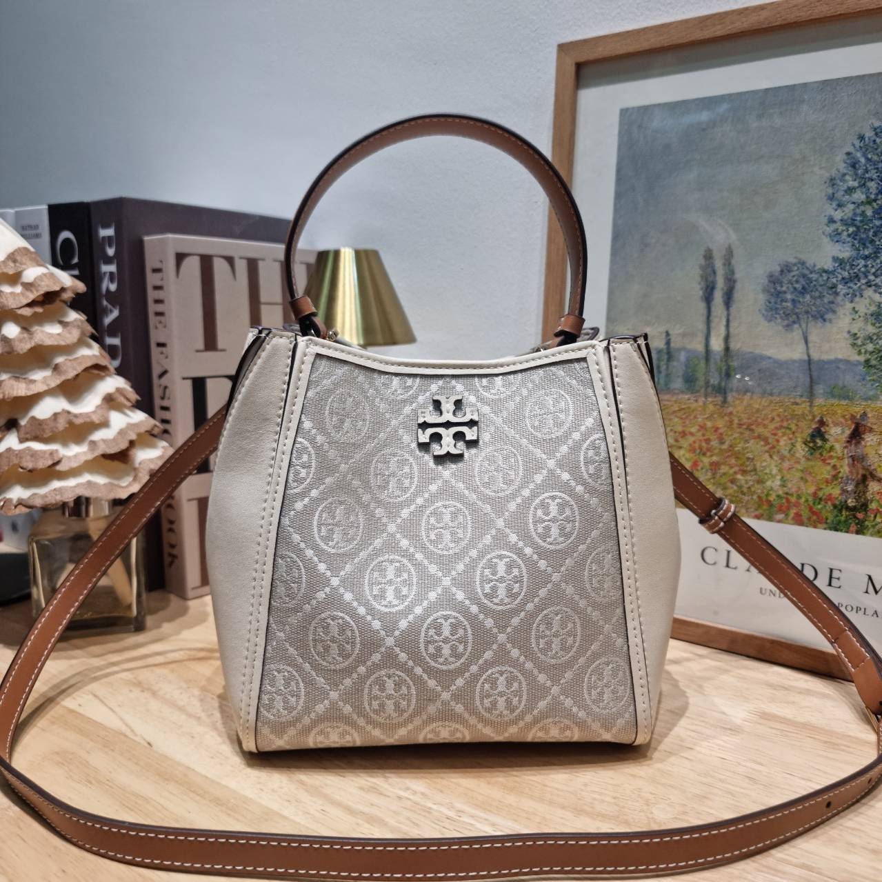 TORY BURCH SMALL T MONOGRAM MCGRAW BUCKET BAG กระเป๋าทรงบัคเก็ตโมโนแกรม เกรดออริ สลับแท้ 1:1 ใช้งานต่างประเทศได้