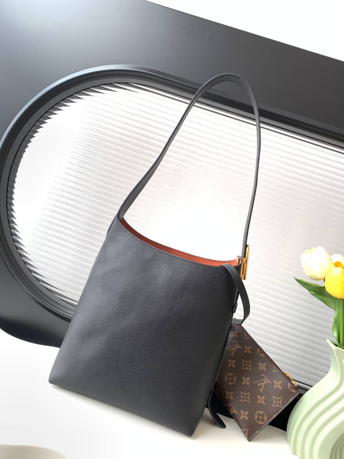 TOP ORI | หนังแท้ LV Low Key Hobo PM Bag เกรดเทียบแท้เทพดีสุด กระเป๋าสะพายทรงโท้ทรุ่นใหม่ เผยความเรียบหรูมีระดับด้วยรูปทรงเรียบง่ายและงานฝีมือประณีตไร้ที่ติ