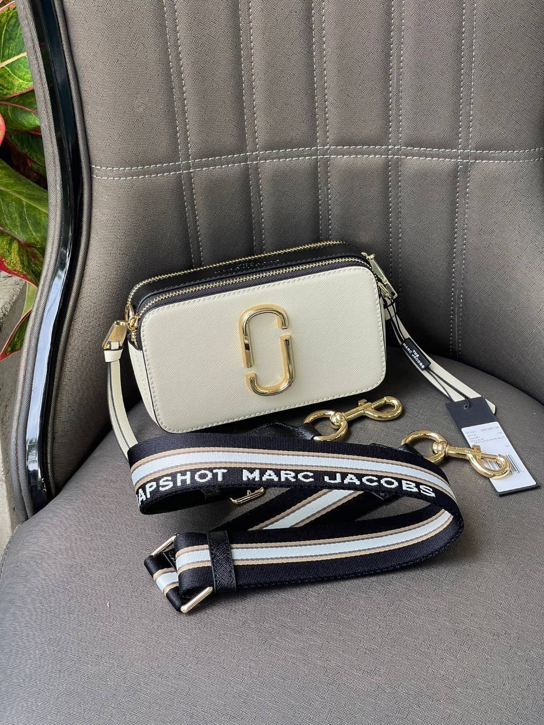 Marc Jacobs Snapshot Bag กระเป๋าแบรนด์ดังจากสัญชาติอเมริกัน นับได้ว่ารุ่นนี้เป็นรุ่นทรงฮิตเลยทีเดียว โดยด้านหน้ากระเป๋าจะเป็นโลโก้แบบโลหะที่เป็นสัญลักษณ์ของแบรนด์นี้ มาพร้อมสายสะพายที่จะสะพายยังไงก็ดูโดดเด่น เพราะขนาดใหญ่ที่สกรีนตัวอักษรโลโก้ ในรูปแบบต่าง