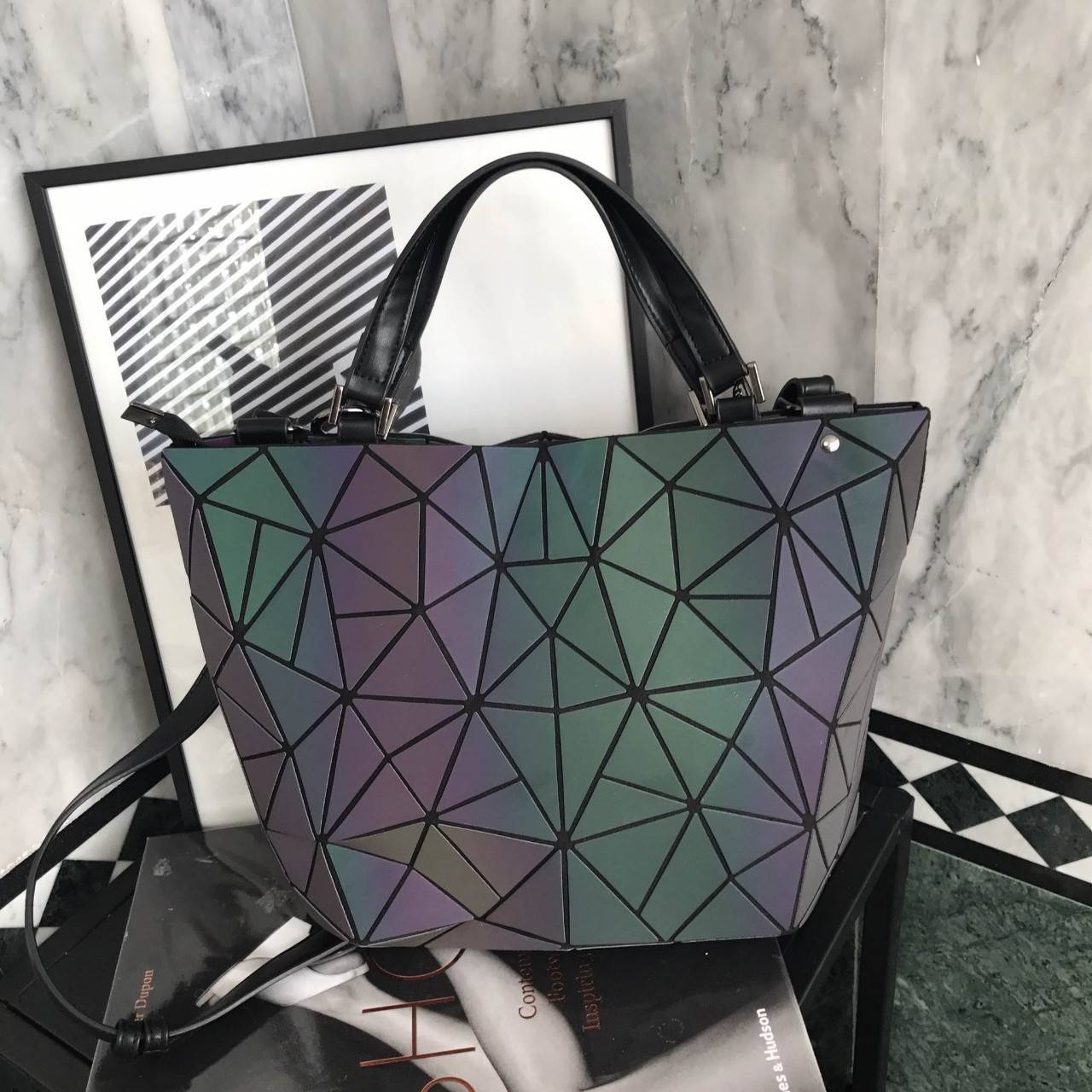 มาใหม่ สี Limited edition 🌈🌈 Rainbow color ( สีจะปรับเข้มอ่อนตามความสว่างของแสงค่ะ ) • สว่างมากจะเป็นสี Rainbow สว่างน้อยจะเป็นสีเทาเข้มค่ะ สดใสรับเดือนแห่งความรักกันด้วย กระเป๋าทรงสุดฮิตจากแบรนด์ David Jones ใบนี้ มาพร้อมกับน้องกระต่ายสีเ