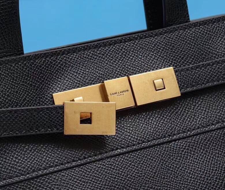 SAINT LAURENT MANHATTAN NANO SHOPPING BAG IN BOX ไม่เคยผิดหวังจริงๆ!! กับรุ่นที่สาวๆรู้กัน ดีไซน์เรียบหรู โดดเด่นด้วยโลโก้ด้านหน้า เพิ่มดีเทลความผู้ดี วัสดุหนังแท้ทนทาน สวยทุกมุม!! แนะนำห้ามพลาดเลยจ้า!!