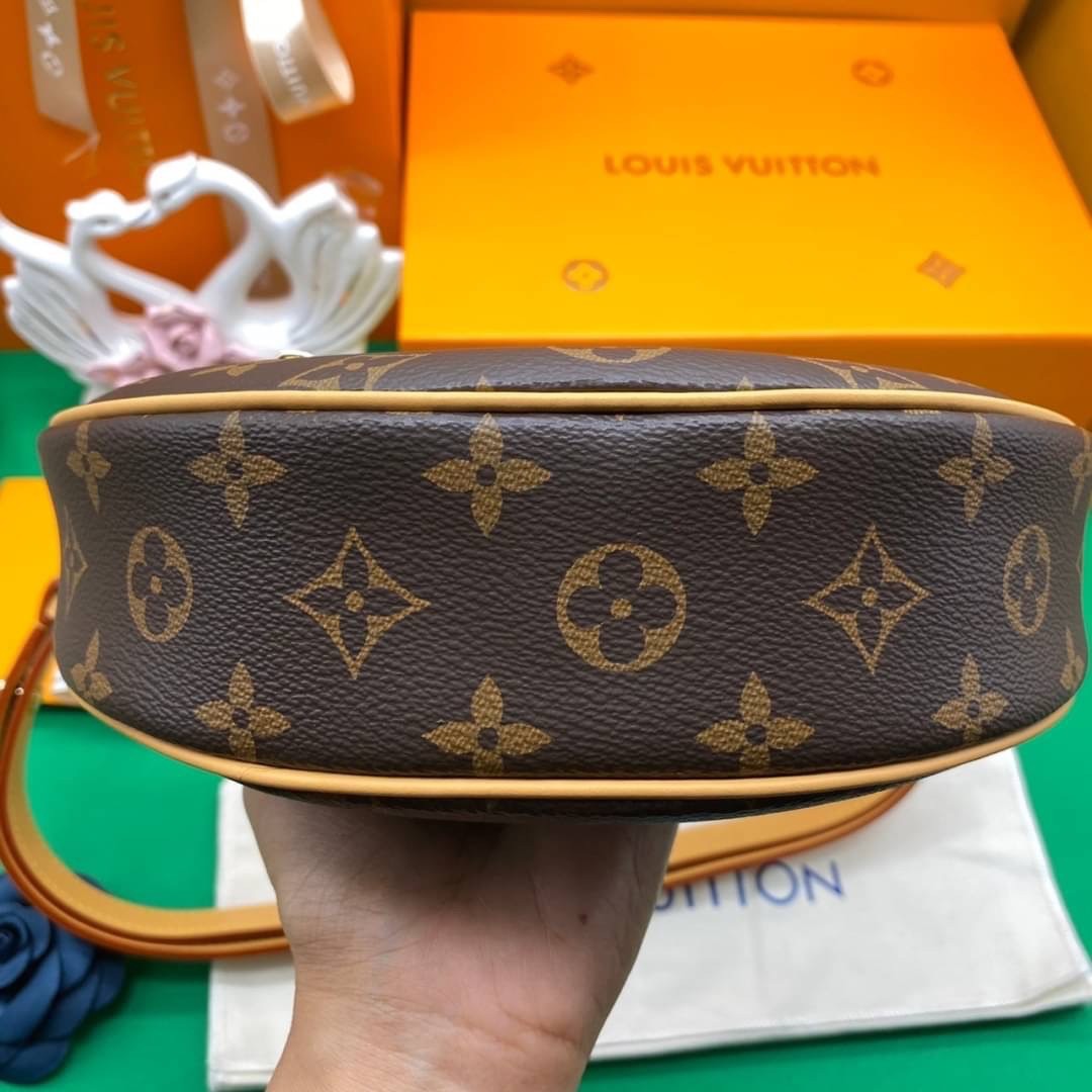 หนังแท้ LOUIS VUITTON LOOP BAG / LV MONOGRAM LOOP พร้อมส่งที่ไทย กระเป๋าสะพายรูปทรงกะทัดรัดและสายโซ่สำหรับสะพายไหล่ รวมถึงสายหนังแบบสะพายข้าง กระเป๋าซิปด้านหน้าปิดด้วยตัวดึงซิป LV Circle งานหนังแท้ทั้งใบ ออริจินอลเกรด ภาพสินค้าถ่ายจากงานขายจริง ใช้งานต่าง