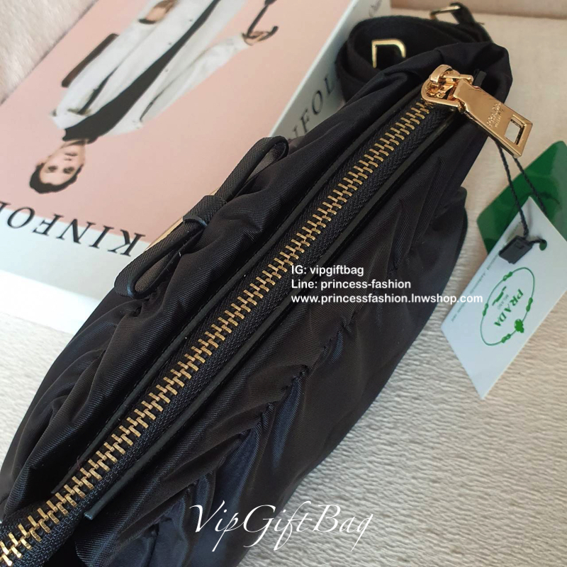 งานไซส์น่ารัก จากงานพรีเมี่ยมกิ้ฟ เคาเตอร์ต่างประเทศ Prada มีมาให้จับจองคะ รุ่นยอดฮิตที่สาวๆตามหากัน ภายนอกจับจีบปากกระเป๋า ดีมาก วัสดุผ้าNyonกันน้ำ เปิด/ปิดด้วยซิป สามารถคล้องมือเกร๋ๆ หรือจะถือเป็นครัชก็ไฮโซไปอี้ก ภายในเย็บติดป้ายหนังแบรนด์ มีช่องซิปเล็ก