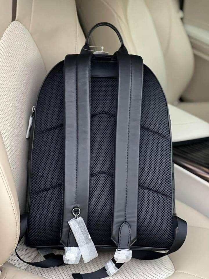 COACH WEST BACKPACK IN SIGNATURE CANVAS WITH VARSITY STRIPE (COACH 3001)😎กระเป๋าเป้ กระเป๋าสะพาย รุ่นหายาก ที่มีมาไม่บ่อย// วัสดุแคนวาส ผสมหนังแท้ หนังนิ่ม ทรงสวย จุของได้เยอะ ลาย SIGNATURE โดดเด่น ดูดีม๊าก!!// มีช่องหลัก แยกเป็น 2 ช่อง สามารถแยกเ