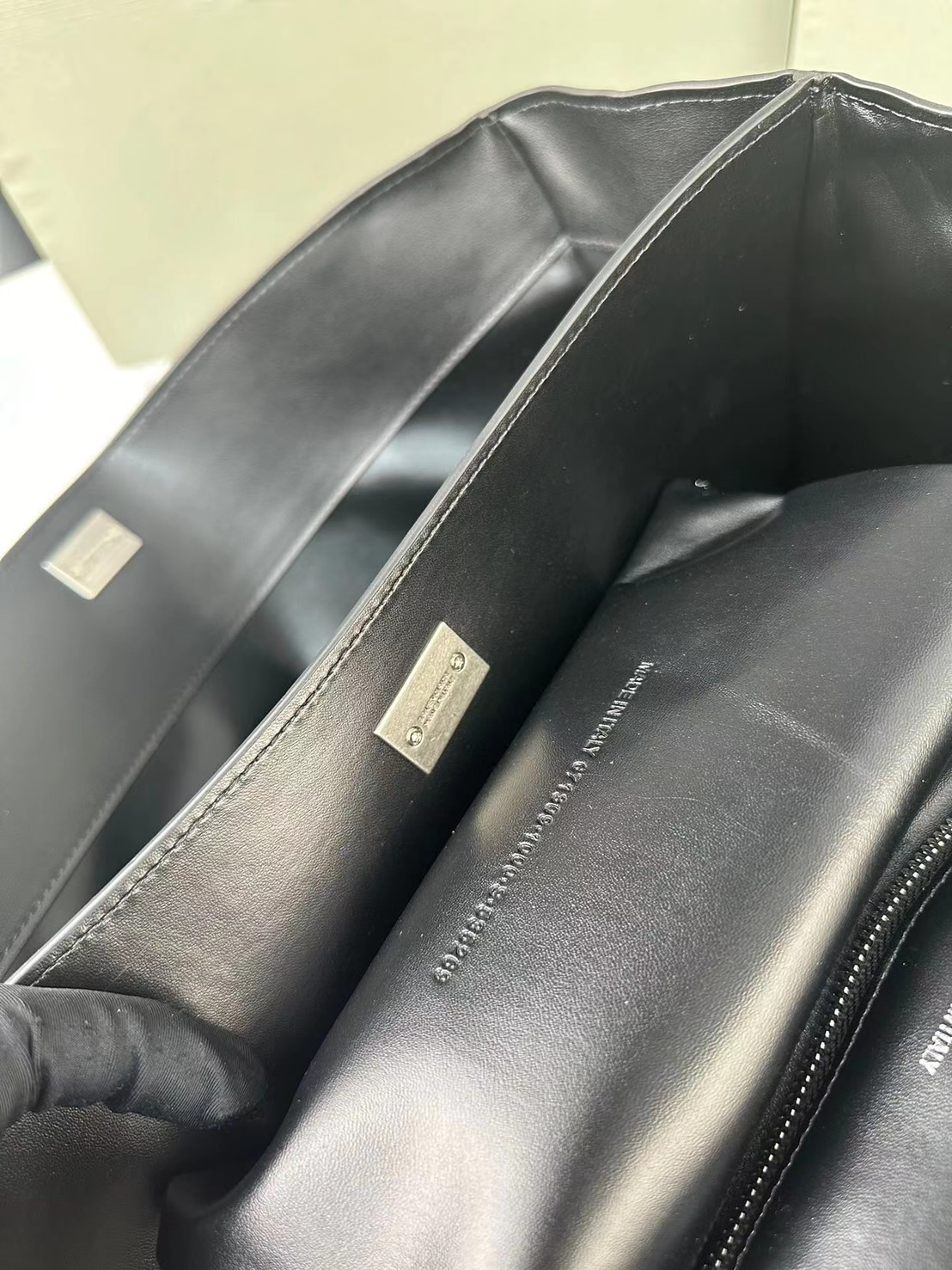 Balenciaga Rodeo Medium Handbag in Black 35cm กระเป๋าสะพายหนังเรียบผิวสัมผัสนุ่มสบายผิว ดีไซน์เรียบหรูตามเอกลักษณ์ของแบรนด์ ภายในโล่งกว้าง จุของได้เยอะ ใบจริงน้องสวยน่าใช้มาก