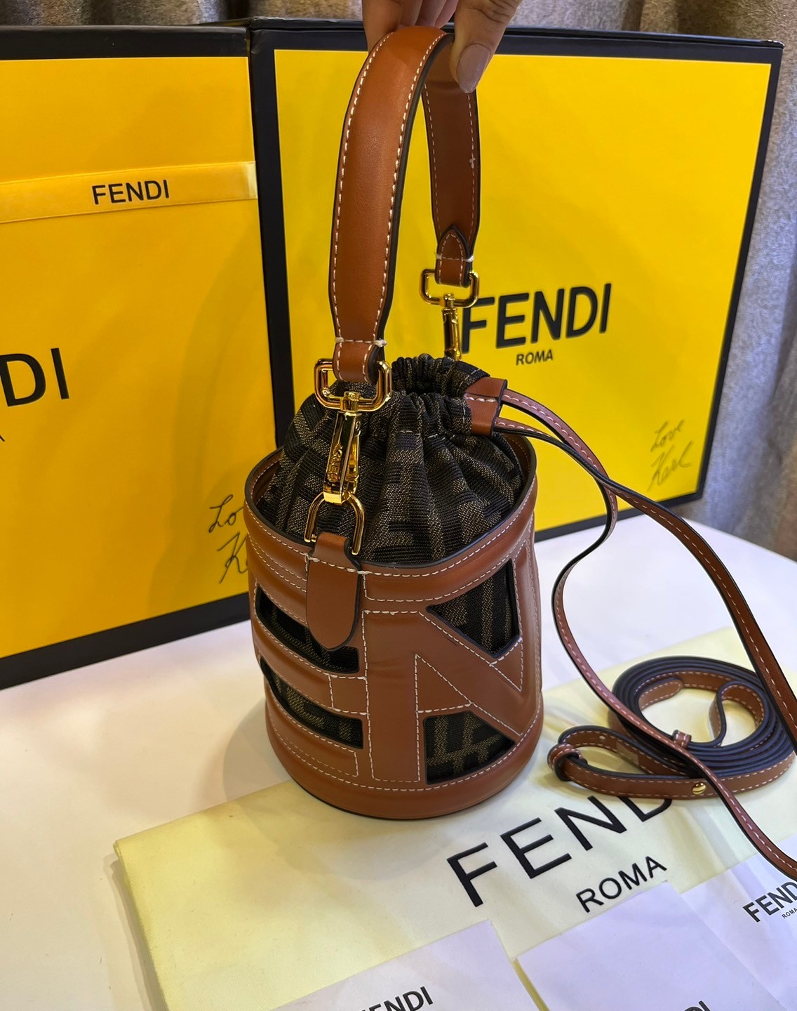 พร้อมส่ง 2 สี FENDI Step Out canvas bucket bag MINI 13cm กระเป๋าสะพายทรงบัคเก็ต ไซส์มินิ เกรดออริ สลับแท้ 1:1 ใช้ต่างประเทศได้