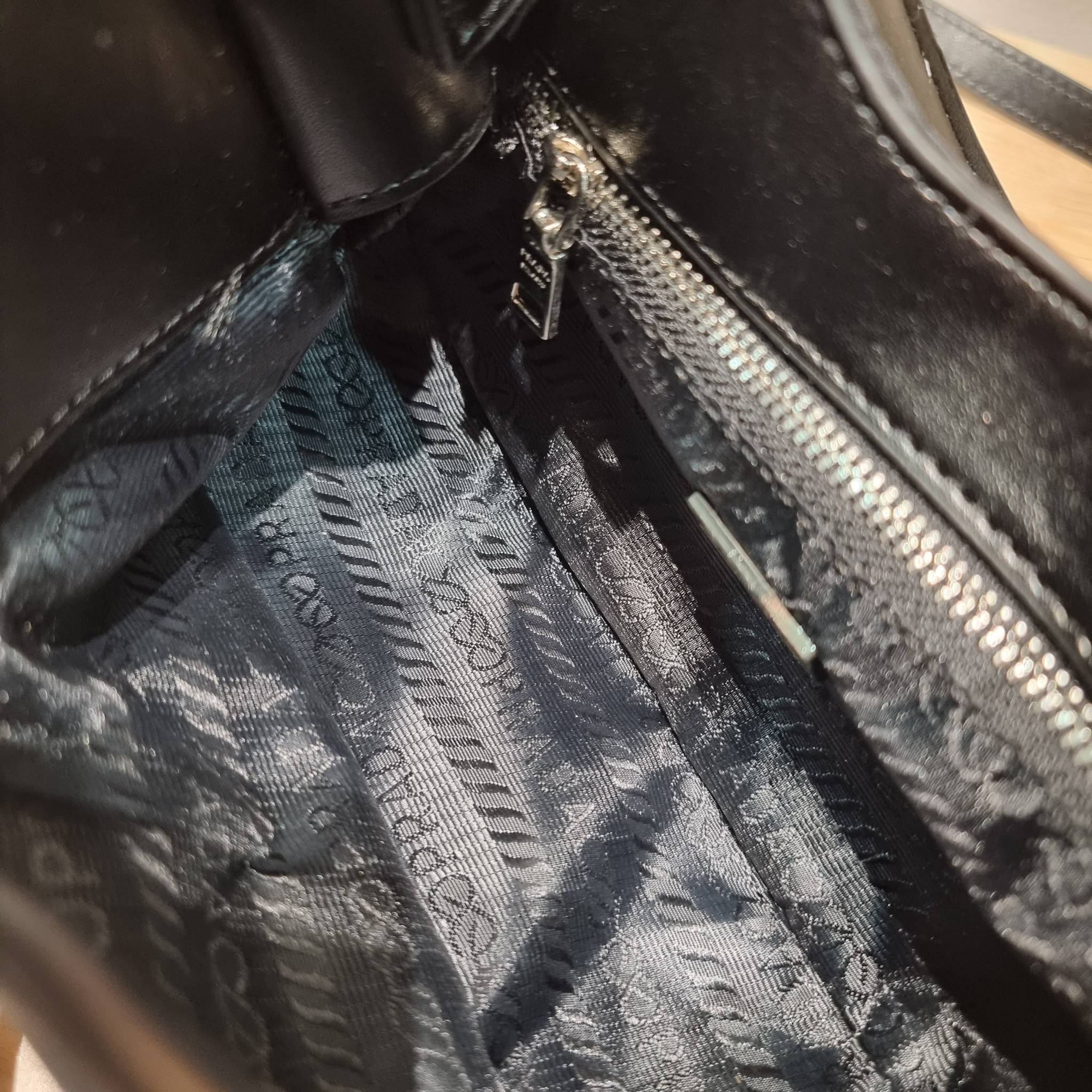 Prada Moon bag / PRADA RE-NYLON AND LEATHER MOON PADDED BAG ใหม่ล่าสุด กับคอลที่ใครๆเห็นก็ต้องรัก ขนาดกำลังน่ารัก ดีไซน์สวยดุ และยังดูแพงได้อีก