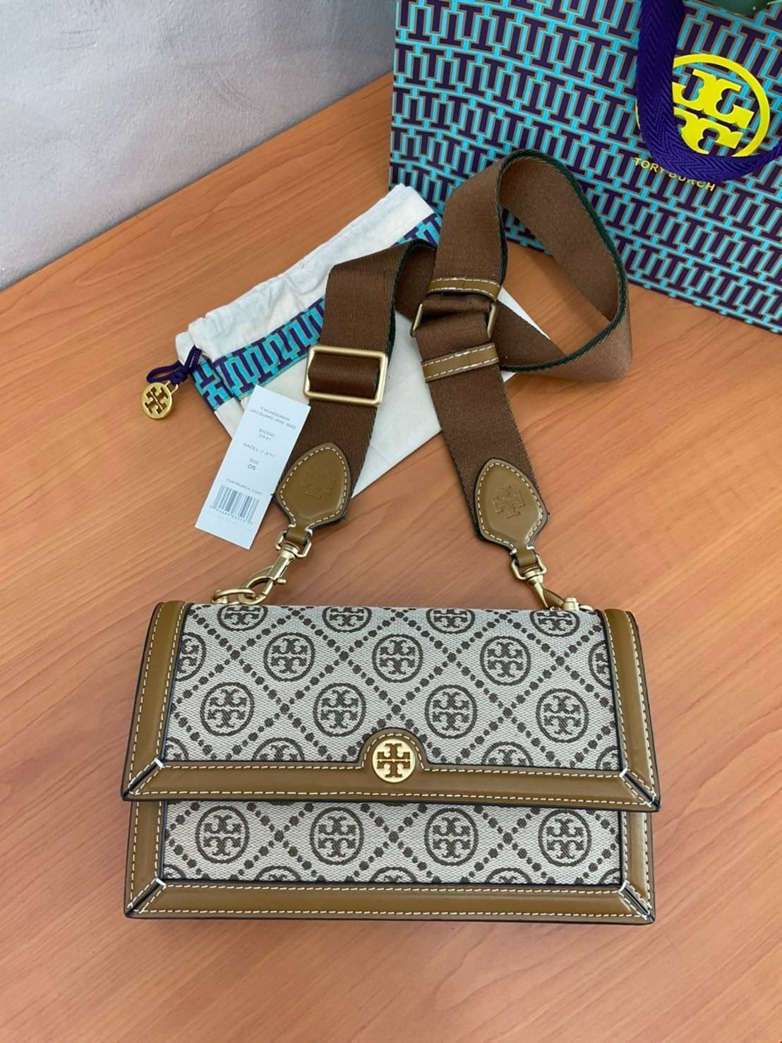 TORY BURCH 81000 MINI T MONOGRAM JACQUARD SHOULDER BAG คอลเลคชั่นฤดูใบไม้ผลิ 2021 กระเป๋าสะพายรุ่นใหม่จาก Tory Burch ดีไซน์สวยคลาสสิค แฝงไว้ด้วยความหรู ลวดลายผ้าแจ็คการ์ด T Monogram บนกระเป๋า Tory Burch นี้ เป็นการยกย่องให้กับงานควิลท์ชาวเพนซิลเวเนียดัตช์