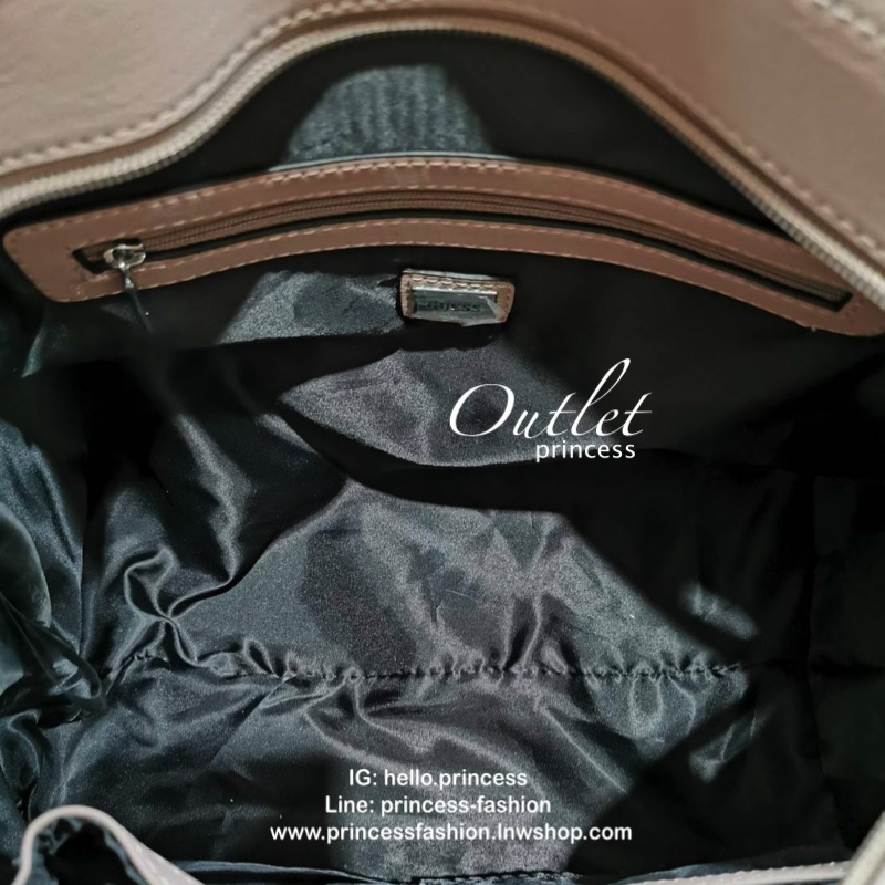 GUESS SINGNATURE SHOPPER BAG กระเป๋าถือหรือสะพายรุ่นล่าสุดจาก GUESS FACTORY หนังสวยอยู่ทรงปั้มลาย Singnature Brand รอบใบ ด้านหน้าประดับโลโก้แบรนด์ หูหิ้วเเข็งเเรงพับลงได้ เปิดปิดด้วยซิปสะดวกใช้ ขนาดกำลังดี ภายในมีช่องซิปและช่องใส่ของ กว้างและจุ น้ำหนักเบา