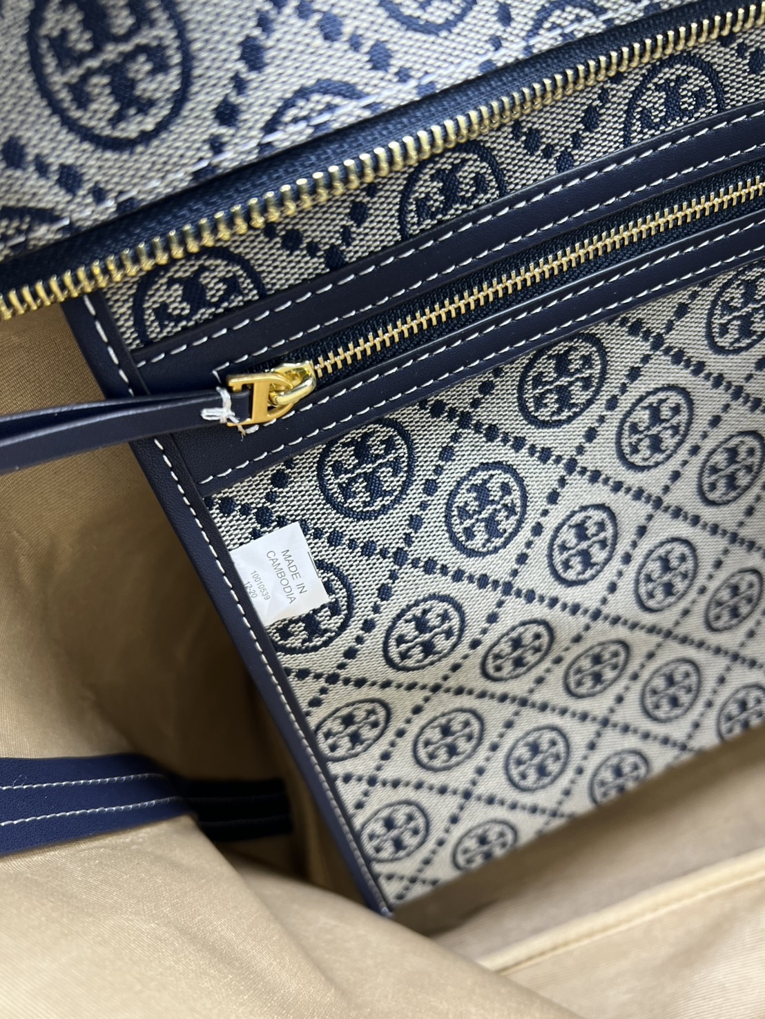 ORI หนังแท้ | Tory Burch T Monogram zip tote bag กระเป๋าทรงโท้ทใบใหญ่ทรงกว้างพร้อมใบเล็กเข้าเซ็ท งานผ้าแจ็คการ์ดตัดขอบหนัง เดอะเบสท์ เซลเลอร์!! ที่สุดของไอเท็มยอดฮิตติดอันดับ ขายดี ขายได้ตลอด ลายโมโนแกรมสุดคลาสสิค สาวๆว่าต้องมีติดบ้านจริงๆน้า