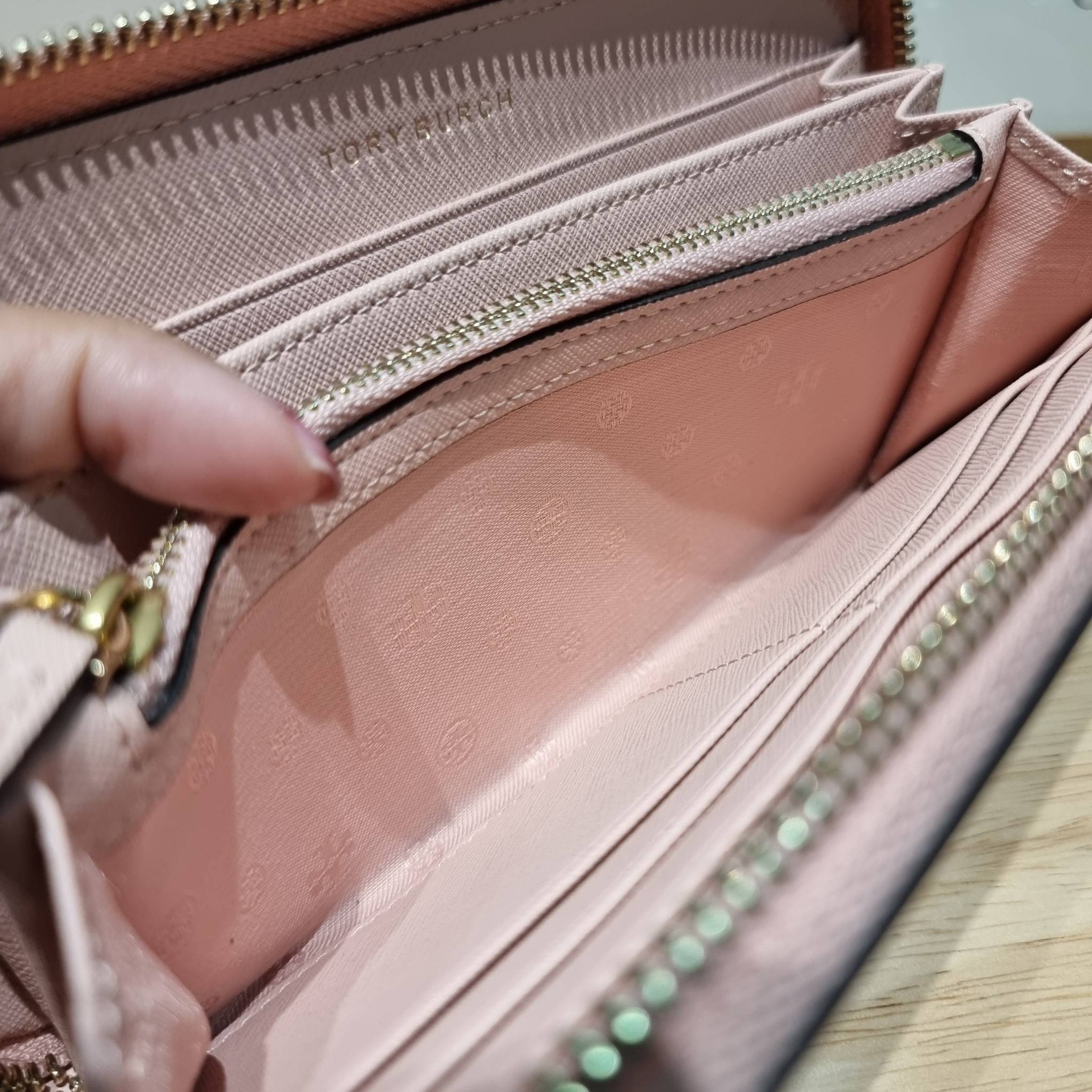 TORY BURCH ROBINSON MULTI GUSSET ZIP CONTINENTAL WALLET รุ่นหายาก พร้อมสีน่ารักน่าใช้ ต้อนรับเดือนแห่งความรัก!! กับกระเป๋าสตางค์ใบยาว ขนาดกำลังพอเหมาะ ดีไซน์เรียบหรู