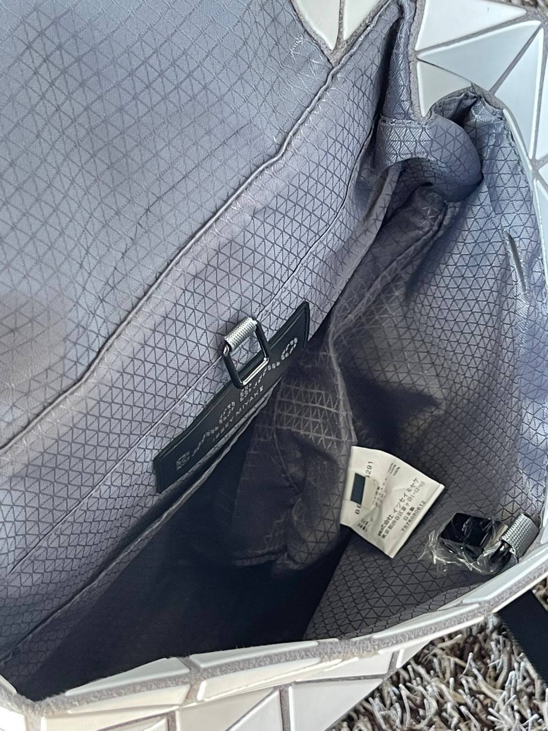 BAO BAO ISSEY MIYAKE Flap Backpacks กระเป๋าสะพายหลังรูปแบบใหม่จะเปิดตัว โดดเด่นด้วยฝาพับรูปสี่เหลี่ยมผืนผ้าที่เปิดและปิดได้ง่าย และรูปทรงแบบมินิมอล เป้สะพายหลังใช้งานได้ดีมาก