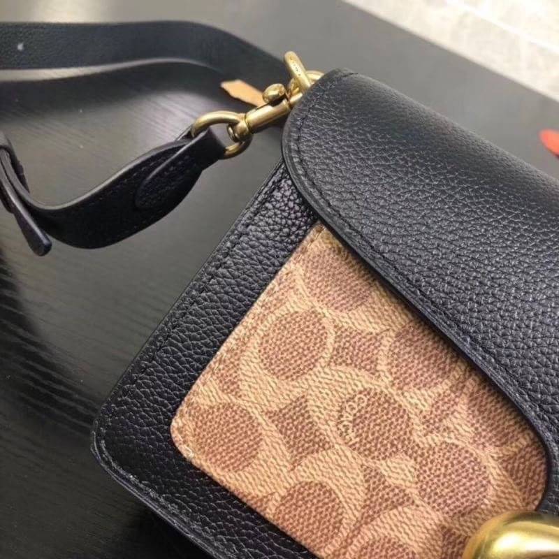 COACH TABBY SHOULDER BAG 26 พร้อมส่งที่ไทยอีกครั้งค่ะ!! กระเป๋าหิ้ว//คล้องไหล่//สะพายข้างได้ สุดคุ้ม! หนังแท้เรียบคลาสสิคเพิ่มความหรูเข้ามาค่ะ ด้านหน้ามีอะไหล่แบรนด์ตัวใหญ่โดดเด่น เปิดปิดกระเป๋าแบบกระดุมแม่เหล็ก ภายในมีช่องหลักใส่ของ2ช่อง;สามารถใส่กระเป๋า