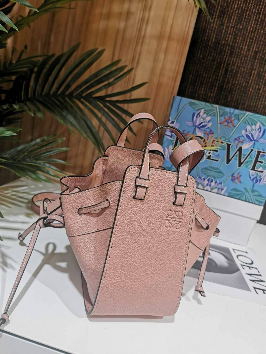 VIP 】เอาใจสายหวานกับสีพาสเทล!✴️ NEWIN! LOEWE HANDLE & SHOULDER BAG GIFT WITH PURCHASE (GWP) กระเป๋าถือหรือสะพายหนังแท้พรีเมี่ยมกิ๊ฟ Limited จาก LOEWE PERFUME DUTYFREE รุ่น Rare items สุดๆวัสดุหนังแท้ Calfskin หนังสวยดีไซน์คงเอกลักษณ์แบรนด์ สามารถปร