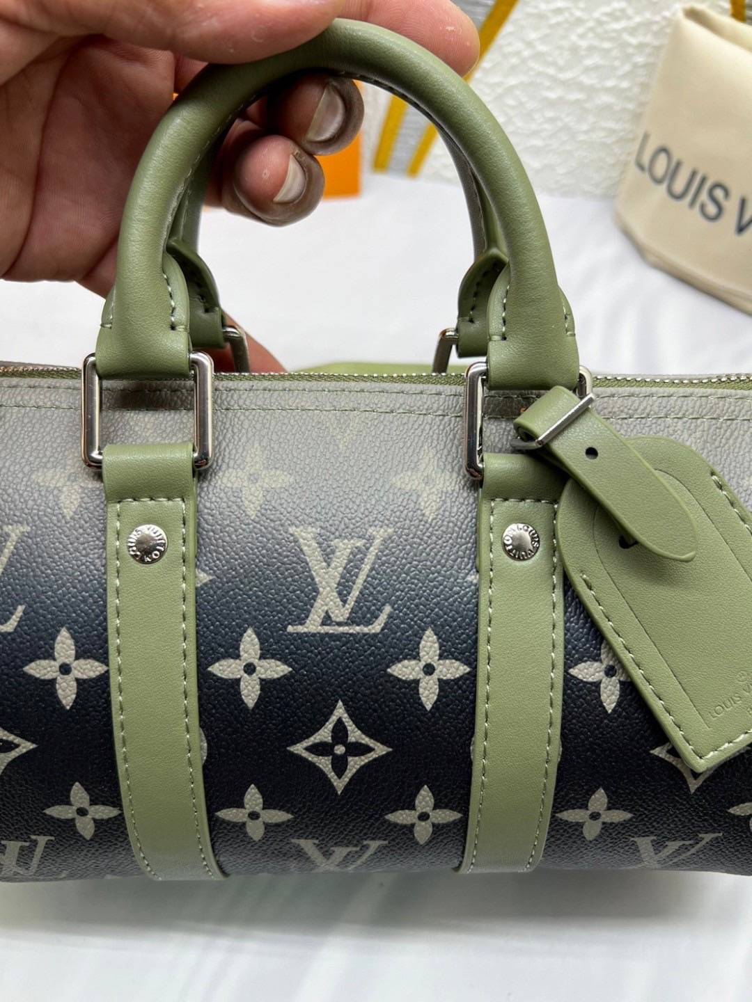 LV Keepall Bandoulière 25 Bag Khaki green Monogram Gradient กระเป๋าสะพายรุ่นใหม่ เพิ่มลูกเล่นใหม่สีเขียวกากีไล่เฉดสี พิมพ์ลายโมโนแกรม สวยเท่คลาสสิกก่อนใคร