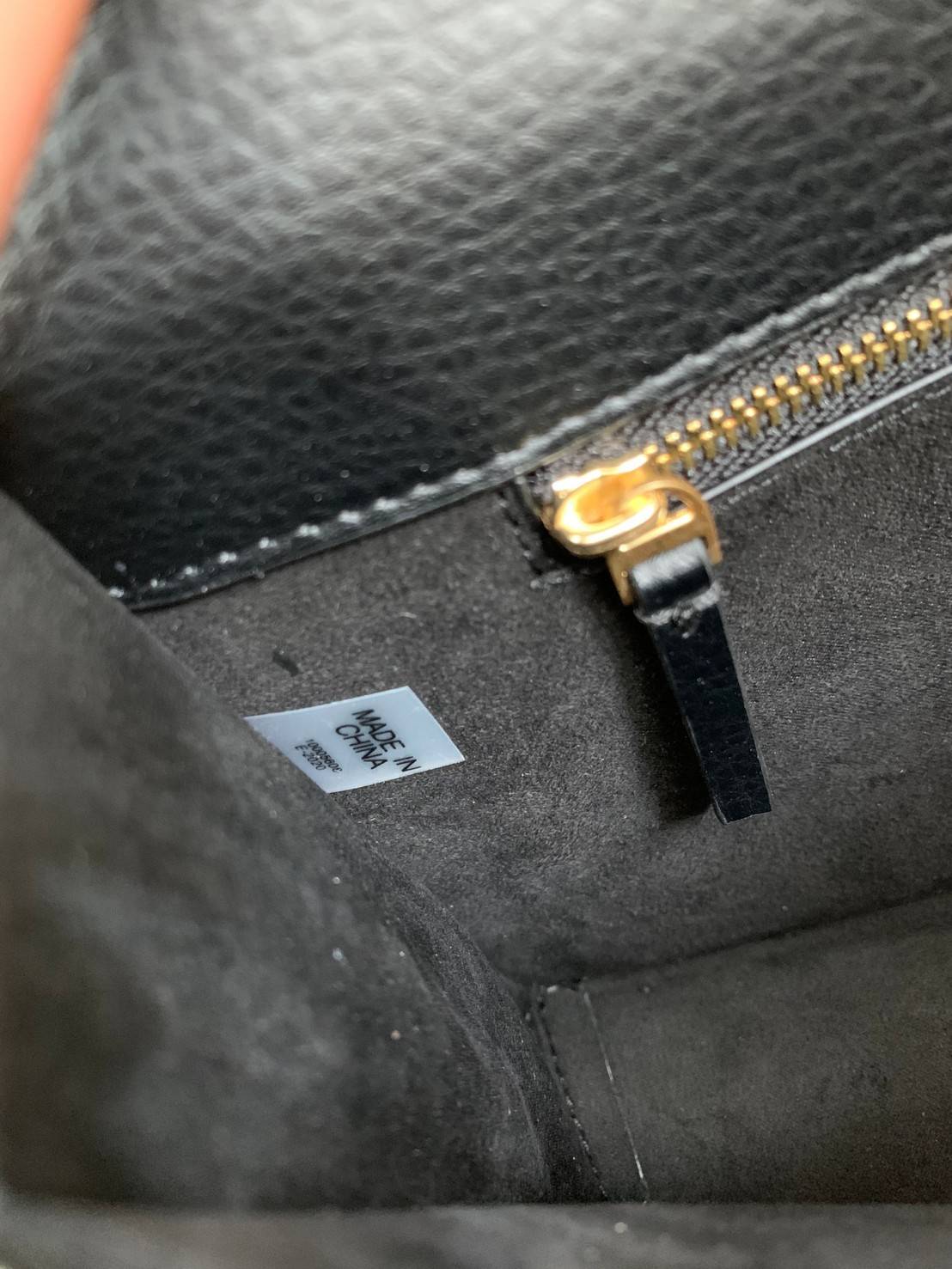 สวยจริงไม่จกตาจ้าา😘 TORY BURCH MILLER SHOULDER BAG BRAIDED STRAP LARGE ((81668)) พร้อมส่งที่ไทย! กระเป๋าหิ้วและสะพายไหล่ได้ในตัว หนังแท้ลายหนังสวยมากๆค่ะ ด้านหน้ามีอะไหล่โลโกแบรนด์ หรู สะพุดตาทีเดียว เปิดปิดกระเป๋าแบบฝาปิด ภายในมีช่องหลักใส่ของ2ช่