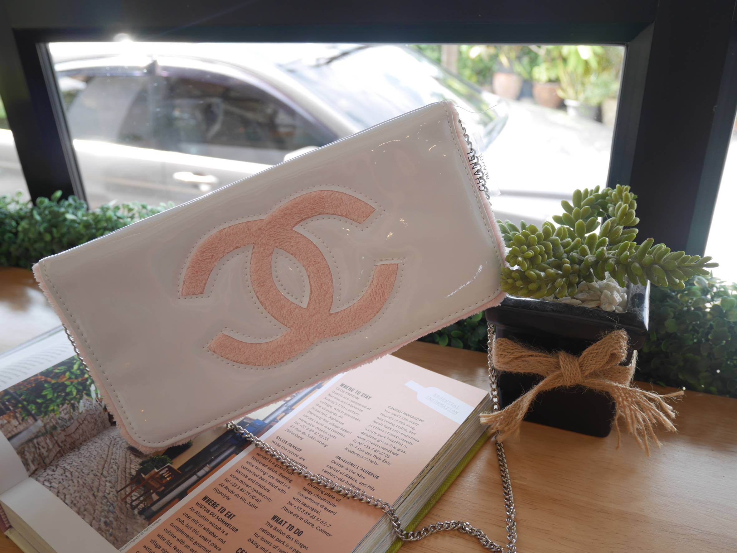 Best sellerแห่งปี! ต้องกดเลิฟให้ใบนี้เลย กระเป๋าclutch & shoulder bag งานพรีเมี่ยมกิ้ฟ จากเคาเตอร์ต่างประเทศ จากแบรนด์ Chanel เป็นกระเป๋าหนังแก้วเงา สวยหรู ตามแบบฉบับของแบรนด์เลย ตัวกระเป๋าขนาดกำลังดี ใส่มือถือได้ทุกรุ่น สามารถเก็บสายถือเป็นคลัชออกงานได้ค