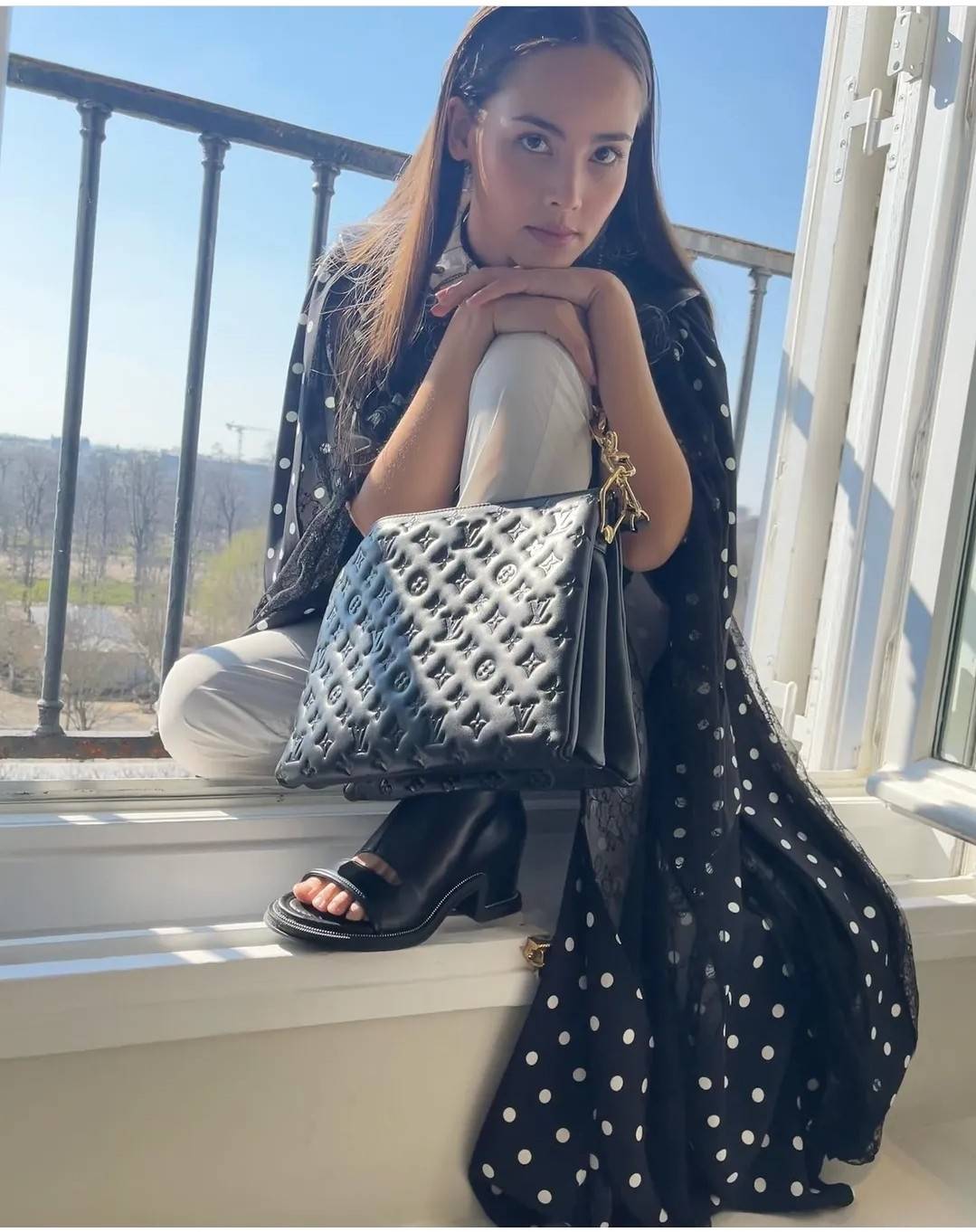 LV HANDLE POUCH MONOGRAM กระเป๋าสะพายกึ่งคลัชท์ สุดล้ำ ใหม่ล่าสุดมาแรงมาก ด้วยความสวยปังตั้งแต่แรกเห็น วัสดุหนังแกะปั๊มลายสวยคม มาพร้อมสาย 2 เส้น เลิศๆ มีสายโซ่ที่มีดีเทลละเอียดไม่ซ้ำ และสายสปอร์ตครอสบอดี้ ที่จะคล้องไว้ทั้งสองเส้นก็ดีงาม หรือสลับใช้ตามลุค