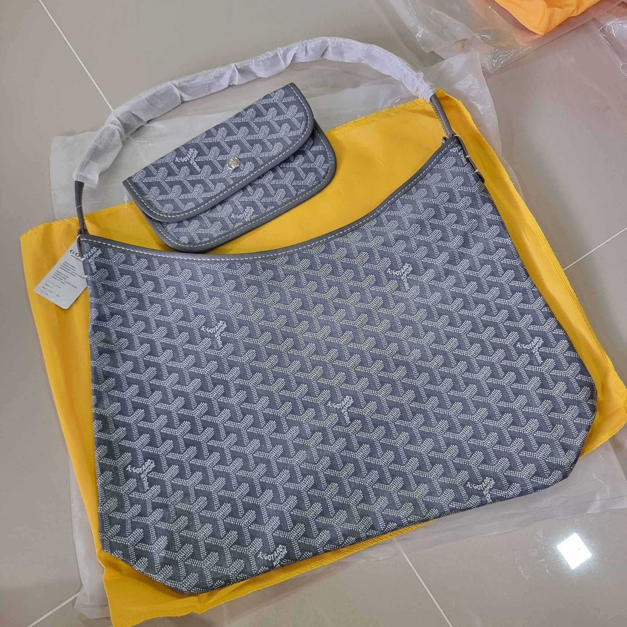 GOYARD BOHEME HOBO BAG / GOYARD HOBO กระเป๋าสะพายทรงโฮโบ ใบใหญ่จุใจ!! มาครบสีขายดี เลิศทุกสี รูปทรงคลาสสิค ดีไซน์เป็นเอกลักษณ์ วัสดุหนังแคนวาสพิมพ์ลายสวยคม ปากกระเป๋ามีซิปเปิด-ปิดกันของหล่นได้ ภายในโล่งกว้างมาก มาพร้อมสายคล้องในตัว ทนทาน สะพายสวยๆได้ทุกวั