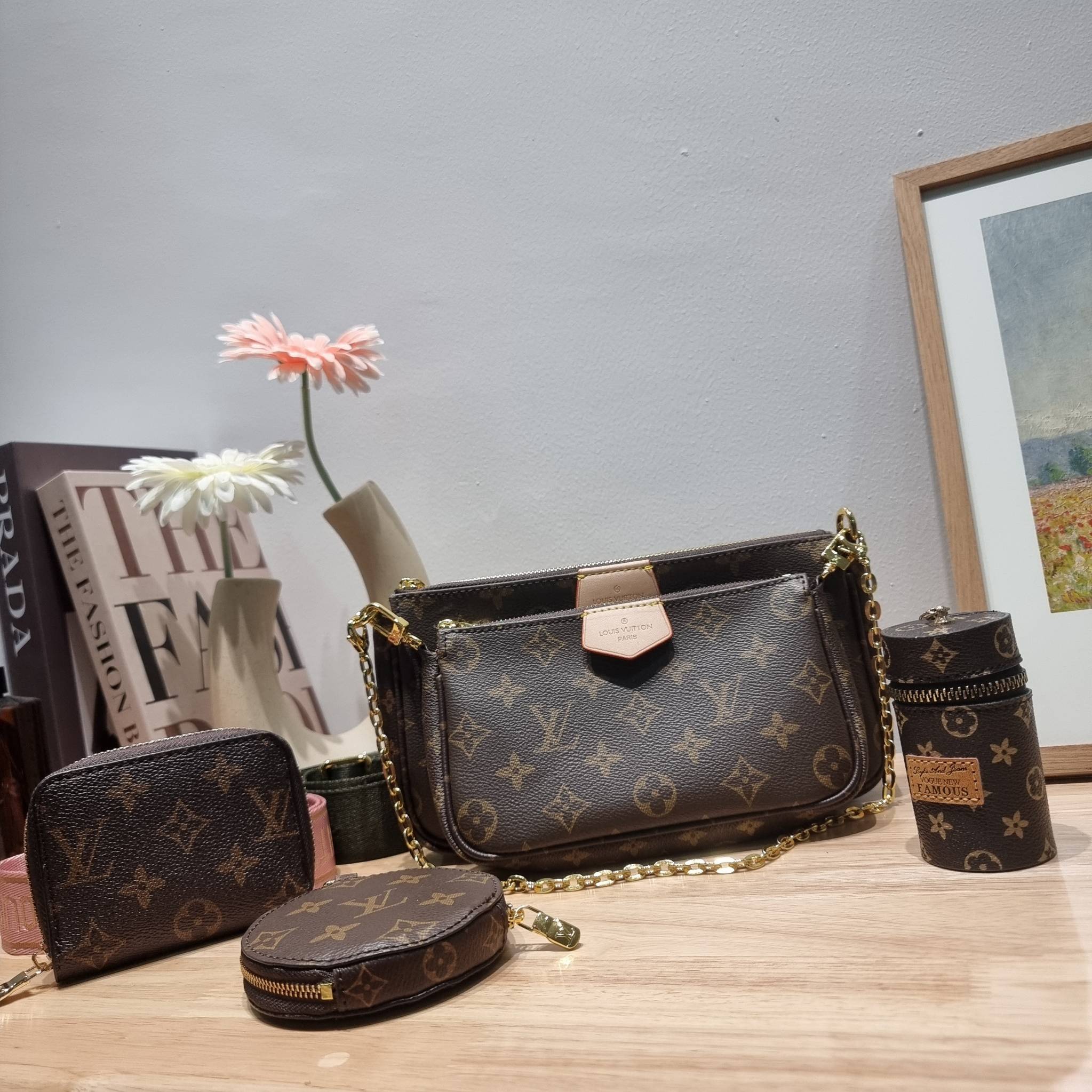 Set 4 ชิ้น LV Multi Pochette Bag New in!! กับ box set ชวนสะสม ที่จับเอารุ่นยอดฮิต มามิกซ์รวมกับไอเท็มสุดคุ้มของมันต้องมี!! จัดเรียงให้อยู่ในกล่องสุดหรู ไม่ว่าจะตัวกระเป๋า กระเป๋าสตางค์ กระเป๋าจิ๋ว ใบไหนๆก็นำมาใช้งานได้จริง คุ้มค่ามากๆ แถมฟรี! ริบบิ้นลายลิ