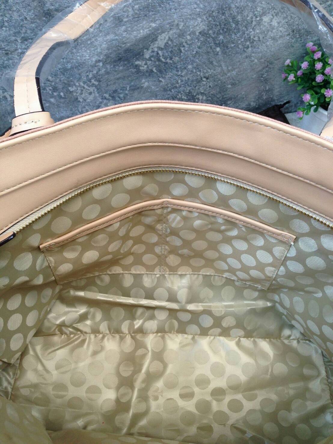 KATE SPADE HYDE LANE STRIPED RILEY LEATHER TOTE BAG กระเป๋าสะพายทรง Tote Bag หนังสวยอยู่ทรง โดดเด่นที่สีทูโทนลายทางห้อยโลโก้ TAGcที่หูกระเป๋า ด้านหน้าประดับโลโก้ มี1ช่องใส่ของ ภายในมีช่องซิป และช่องใส่มือถือ กว้างและจุ ใส่ ipad notebook เอกสาร A4 กระเป๋าส