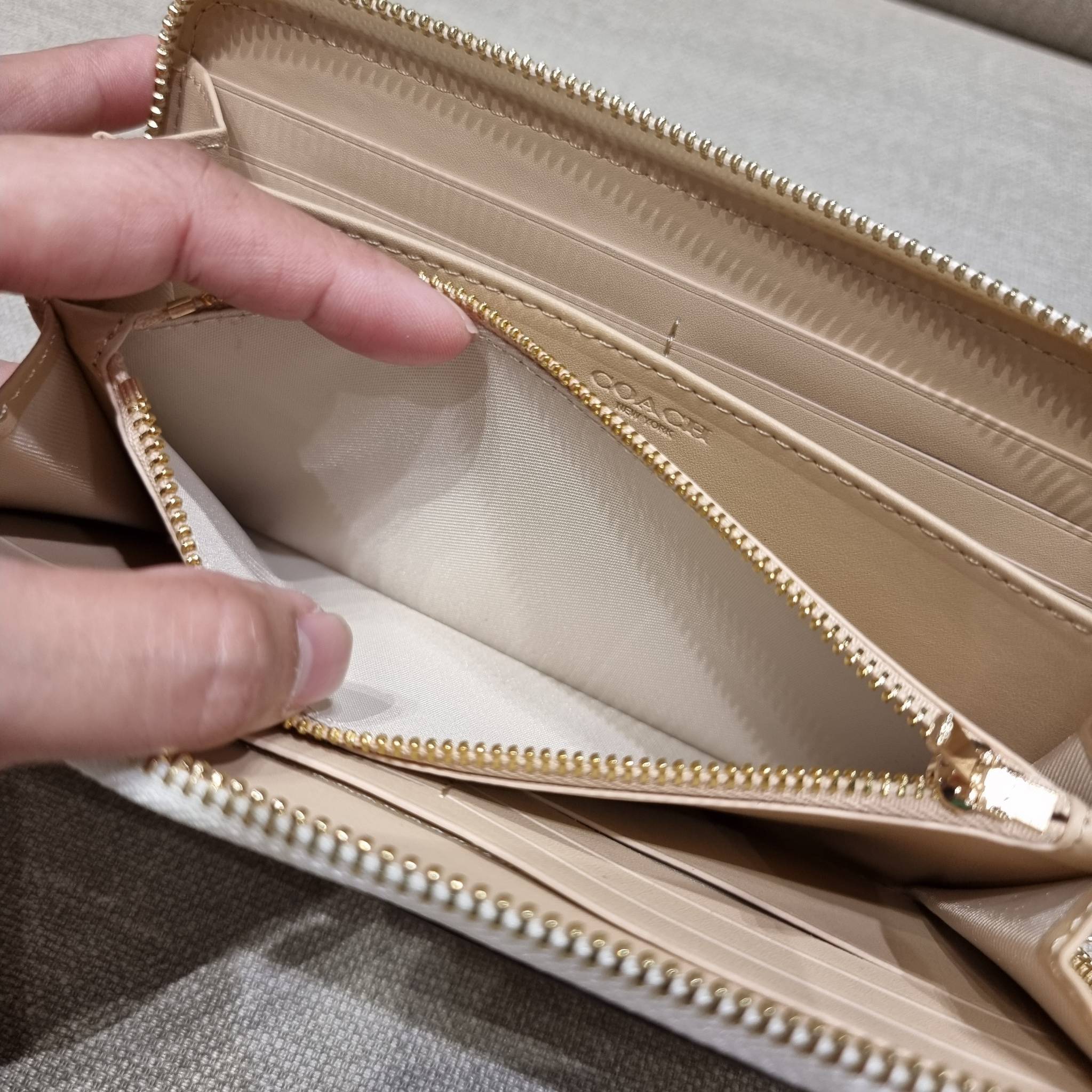 COACH C7410 LONG ZIP AROUND WALLET WITH ORNAMENT PRINT ความสวยต้องส่งต่อ!! คอลเลคชั่นใหม่ 2IN1 คุ้มค่าแบบที่สุด กระเป๋าสตางค์กึ่งคล้องมือ ดีไซน์ลวดลายสดใส น่ารักน่าใช้ คลาสสิคใช้ง่าย ไม่มีเบื่อ วัสดุหนังแคนวาสเคลือบลาย มาพร้อมสายคล้องมือ ถอดออกได้ ภายในใส