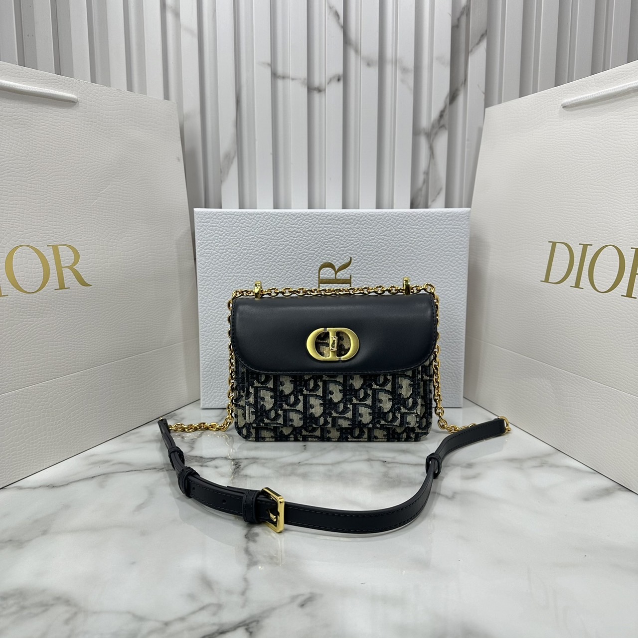 DIOR Miss Maddy Mini Bag กระเป๋าสะพายรุ่นใหม่ winter 2024 สวยหรู ดีเทลแพง รุ่นที่ใครเห็นเป็นต้องรัก ดีไซน์เรียบง่าย แต่แฝงความผู้ดี ภายในแบ่งสัดส่วนไว้ดีมาก รับรองว่าประทับใจแน่นอนจ้า