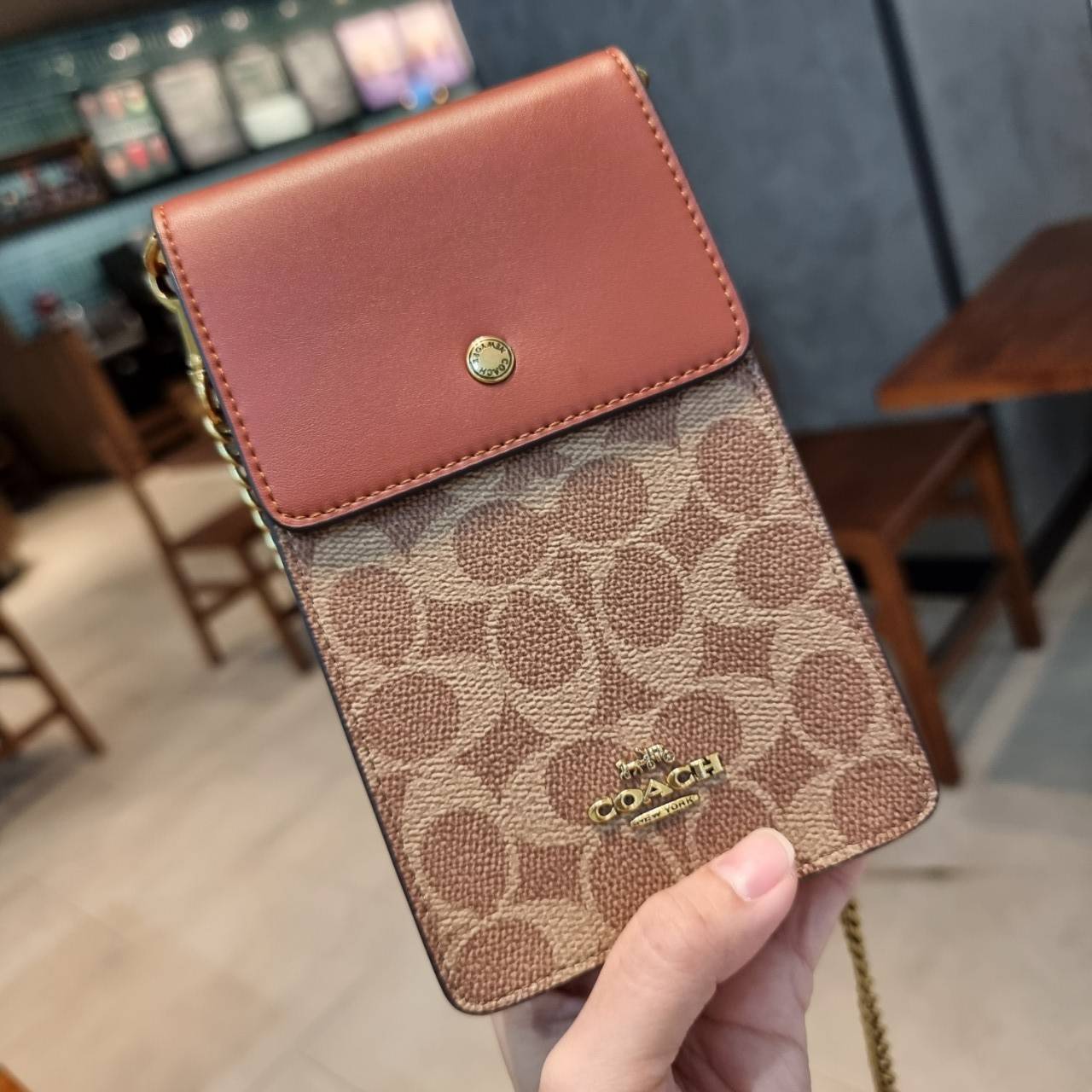 COACH PHONE CASE CROSSBODY BAG ((73486//76988//76357//39955//91046)) COACH NORTH/SOUTH CROSSBODY IN SIGNATURE CANVAS กระเป๋าใส่โทรศัพท์รุ่นนี้ มีความโดดเด่นทั้งดีไซน์และคุณสมบัติในการใช้งาน ด้วยลวดลายที่มีซิกเนเจอร์เป็นเอกลักษณ์แล้ว ด้านหลังยังมีช่องใส่กา