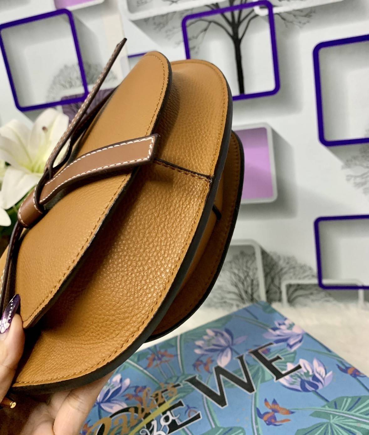 LOEWE Small Leather Gate Crossbody Bag VIP GIFT WITH PURCHASE (GWP) กระเป๋าถือหรือสะพาย Limited จาก LOEWE DUTYFREE COUNTER วัสดุ Canvas & Leather Calfskin หนังแท้ รูปทรงทันสมัย น้ำหนักเบามากค่ะ มาพร้อมสายสะพายยาวสามารถปรับระดับได้ เป็นอีกหนึ่งรุ่นฮิตกันมา