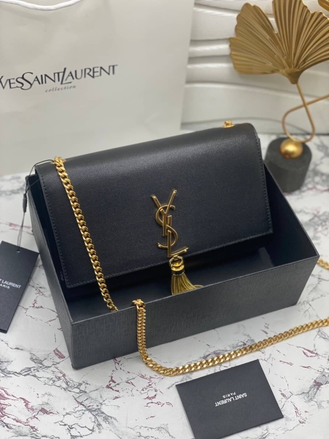 YSL kate medium chain bag in grain de poudre embossed leather 24cm กระเป๋าสะพายแบรนด์หรู รุ่นฮิตลอดกาล งานสวยดูดีมีระดับ ปั้มทุกจุด ขนาดกระทัดรัดกำลังดี มาพร้อมาสะพายโซ่ยาว เลื่อนปรับเป็น 2 แถว เพื่อสะพายเป็นสายสั้นได้ ด้านในโล่งกว้าง ใส่กระเป๋าสตางค์ใบยา