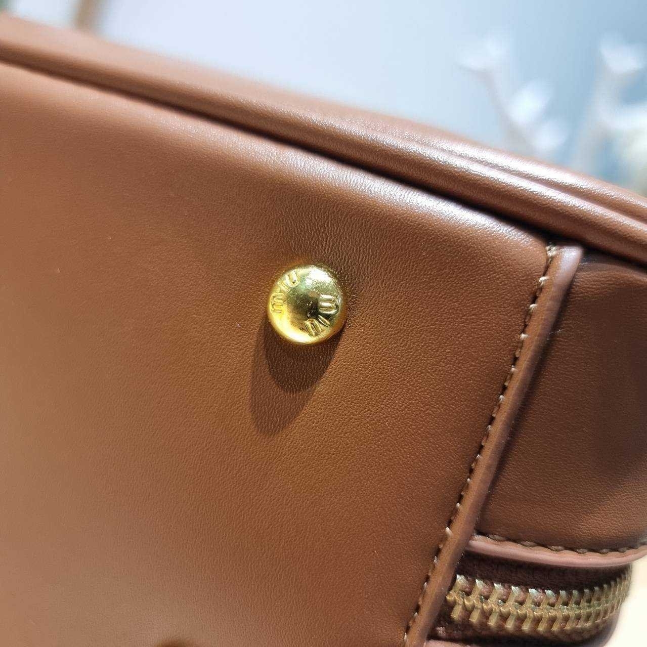 MIU MIU ARCADIE LEATHER BAG M, Geniş 27cm กระเป๋าถือ/สะพายสุดชิค น่ารักๆเก๋ๆ ดีไซน์เรียบแต่มากมีอยู่จริง สวยดูแพง