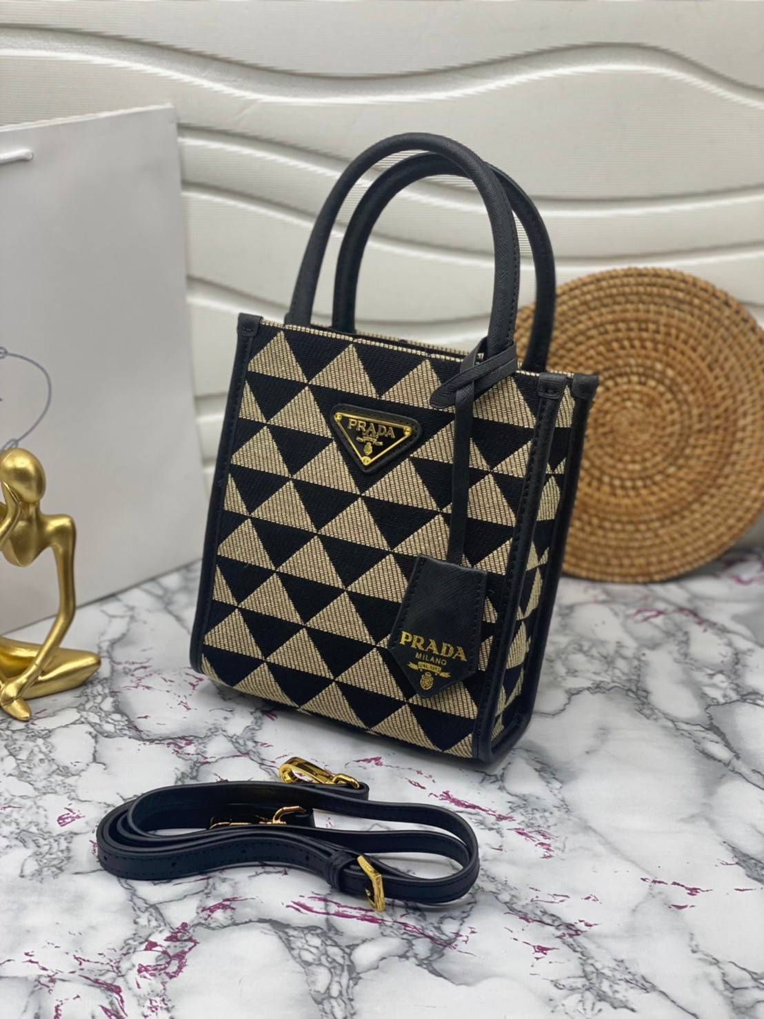 PRADA Symbole jacquard fabric micro bag / Prada triangle ไซส์มินิ แบบใหม่ล่าสุดจากแบรนด์ดัง จัดให้แบบเลิศๆ กับกระเป๋าทรงโท้ท สวยเอกลักษณ์ ภายในโล่งกว้างมาก ใส่ของแบบแน่นๆ จุๆไปได้เลย หมดห่วง!! และยังมีสายครอสบอดี้มาให้ จะสะพายชิคๆคูลๆ จะถือแบบปังๆ ก็เอาอย