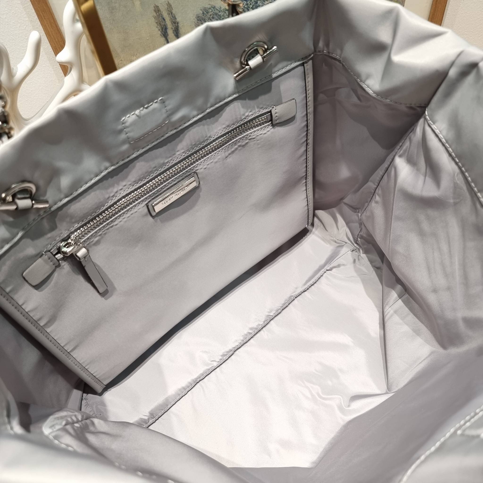 TORY BURCH Ella Chain Tote Bag / TORY TOTE NYLON BAG พร้อมส่ง 4 สี กระเป๋าสะพายทรงโท้ทใบใหญ่ จุของไปเลยแน่นๆ รูปทรงคลาสสิคชวนใช้ โดดเด่นด้วย patch โลโก้ แนะนำรีบสั่งใช้ไปสวยก่อนใครได้เลยน้า