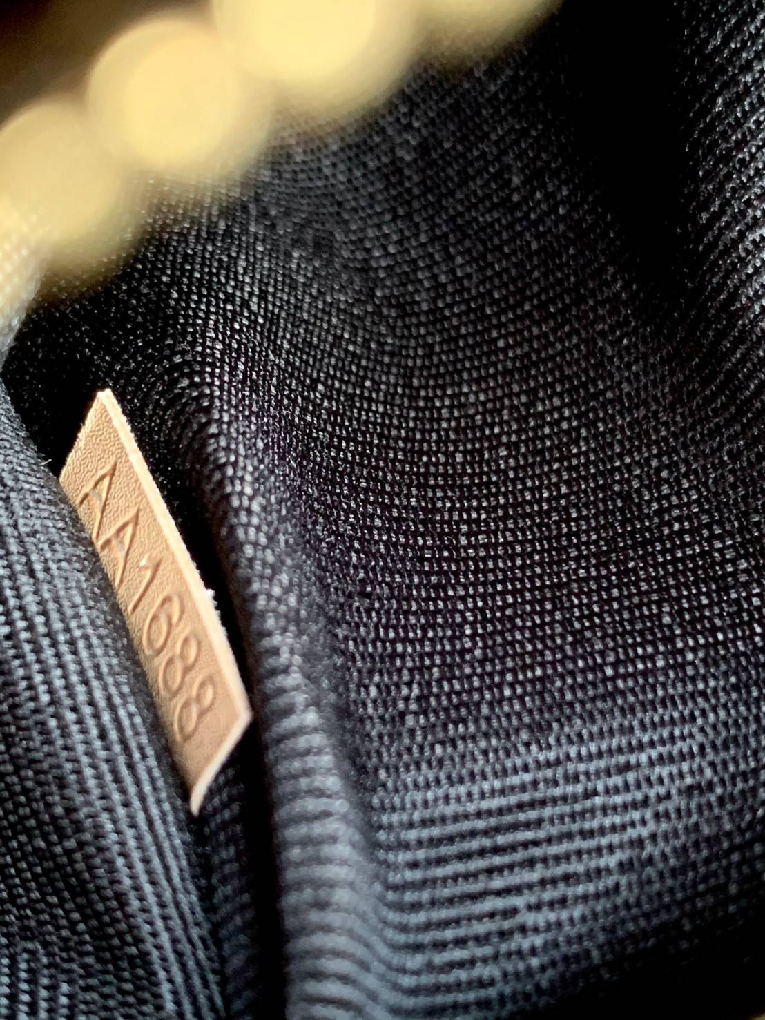 LOUIS VUITTON DIANE MONOGRAM พร้อมส่ง สุดคุ้ม! กับกระเป๋าLV พรีเมี่ยมกิฟ ตปท. หนังแท้ นิ่ม ทรงสวยมากๆค่ะ ((พื้นผิวหนังเป็นการขัดตามธรรมชาติจะมีรอยดำๆตรงขอบหนังนะคะ)) รุ่นนี้มาในลุคสวย หรู ดูชิล เพราะไม่ว่าลุคไหนๆก็เอาจริงๆจ้า! เปิดปิดกระเป๋าแบบกระดุมแม่เห