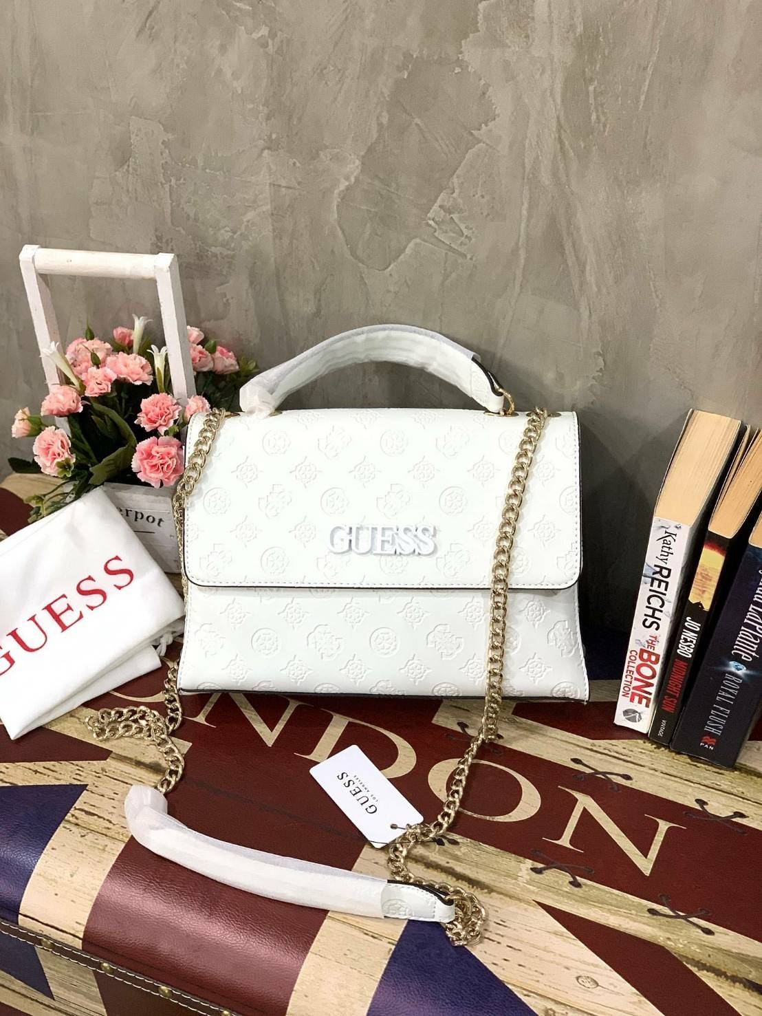 💕GUESS JANELLE CONVERTIBLE CROSSBODY BAG กระเป๋าสะพายข้างรุ่นใหม่ชนช้อปจากGuess สะพายได้ทั้งสายคู่และสายเดี่ยว สายสะพายโซ่ต่อหนังไม่เจ็บบ่า โลโก้ด้านหน้าตัวนูนเด่นชัด วัสดุหนังpu ลาย signature รอบใบ เปิดปิดด้วยกระดุมแม่เหล็กและซิป ภายในมีช่องซิปให