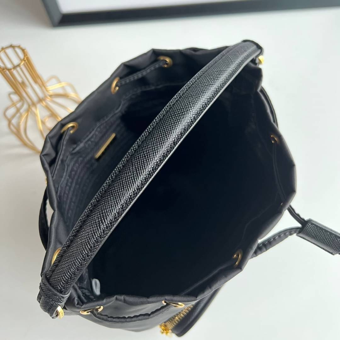 Prada Duet Re-Nylon Bucket shoulder bag / Prada Nylon bucket bag Pastel เกรดใช้สลับใบจริง ออริจินอล ใช้งานต่างประเทศได้ น้องสาวสุดสวยมาให้จับจองอีกหนึ่ง สีพาสเทลน่ารักละมุนมากๆ ค่ะ กระเป๋าสะพายข้าง ทรงขนมจีบ ไซส์มินิ ขนาดน่ารักน่าใช้มาก วัสดุขอบหนังแท้ แล