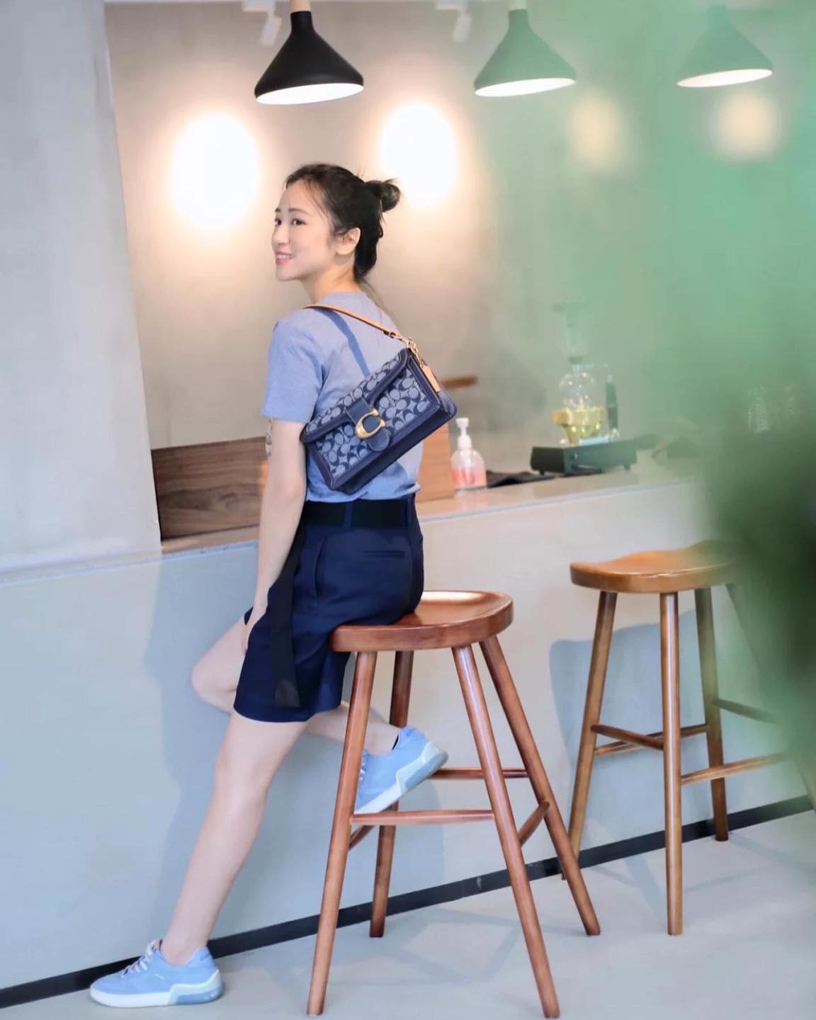 COACH Tabby Shoulder Bag 26 In Signature Chambray กระเป๋าหิ้วได้//คล้องไหล่ได้//สะพายข้างได้ วัสดุผ้าแคนวาสทอลายอย่างดี+หนังแท้ค่ะ เปิดปิดกระเป๋าแบบกระดุมแม่เหล็ก มีอะไหล่แบรนด์ตัวใหญ่ด้านหน้าหรูหราเลยทีเดียว ภายในกระเป๋ามีช่องหลักใส่ของ2ช่อง สามารถใส่กระ