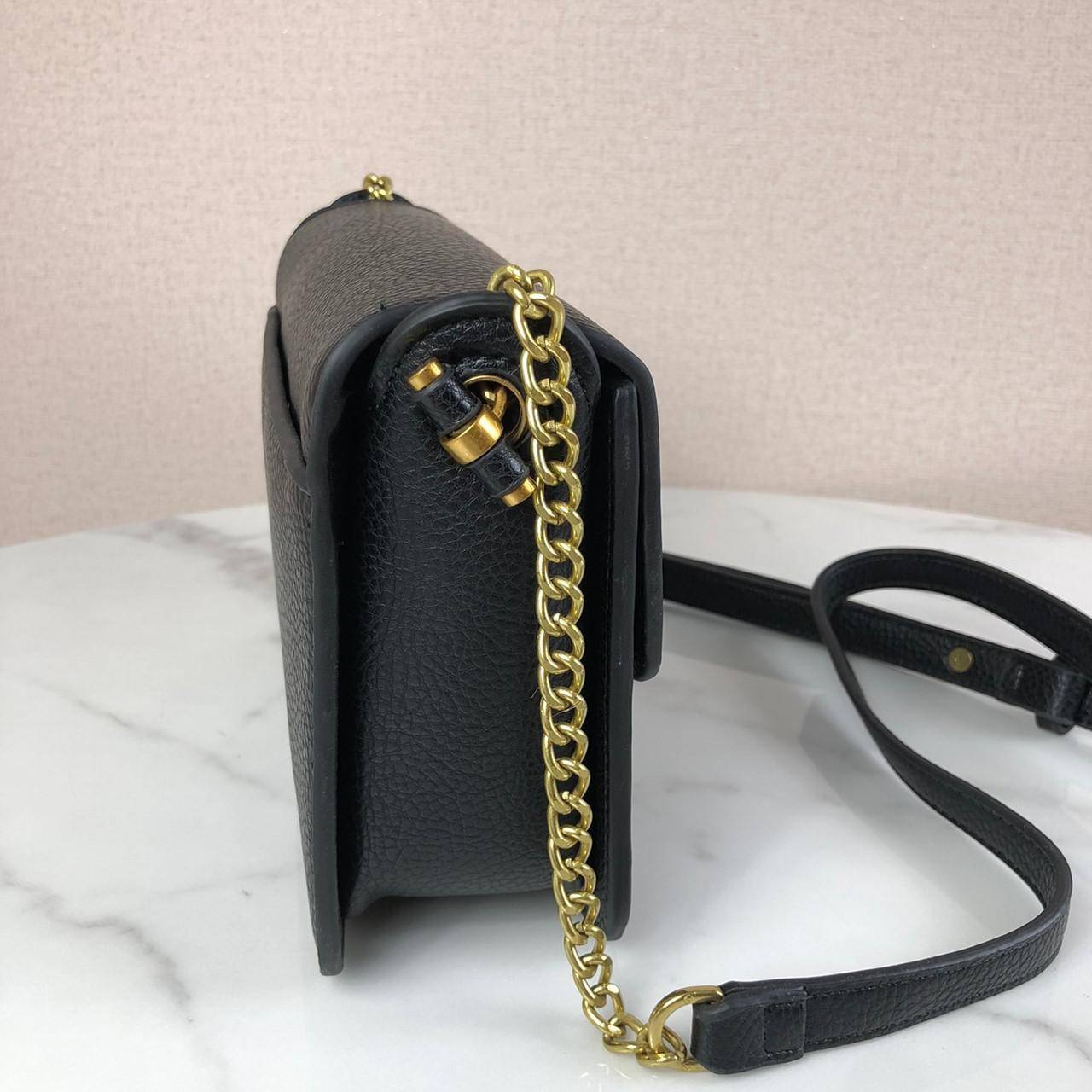 ของแท้ 💯% กระเป๋าสะพาย TORY BURCH มาพร้อมสายสะพายโซ่ มีหนังรองบ่าค่ะ เปิด - ปิดกระเป๋าด้วยกระดุมแม่เหล็กแบบซ่อน