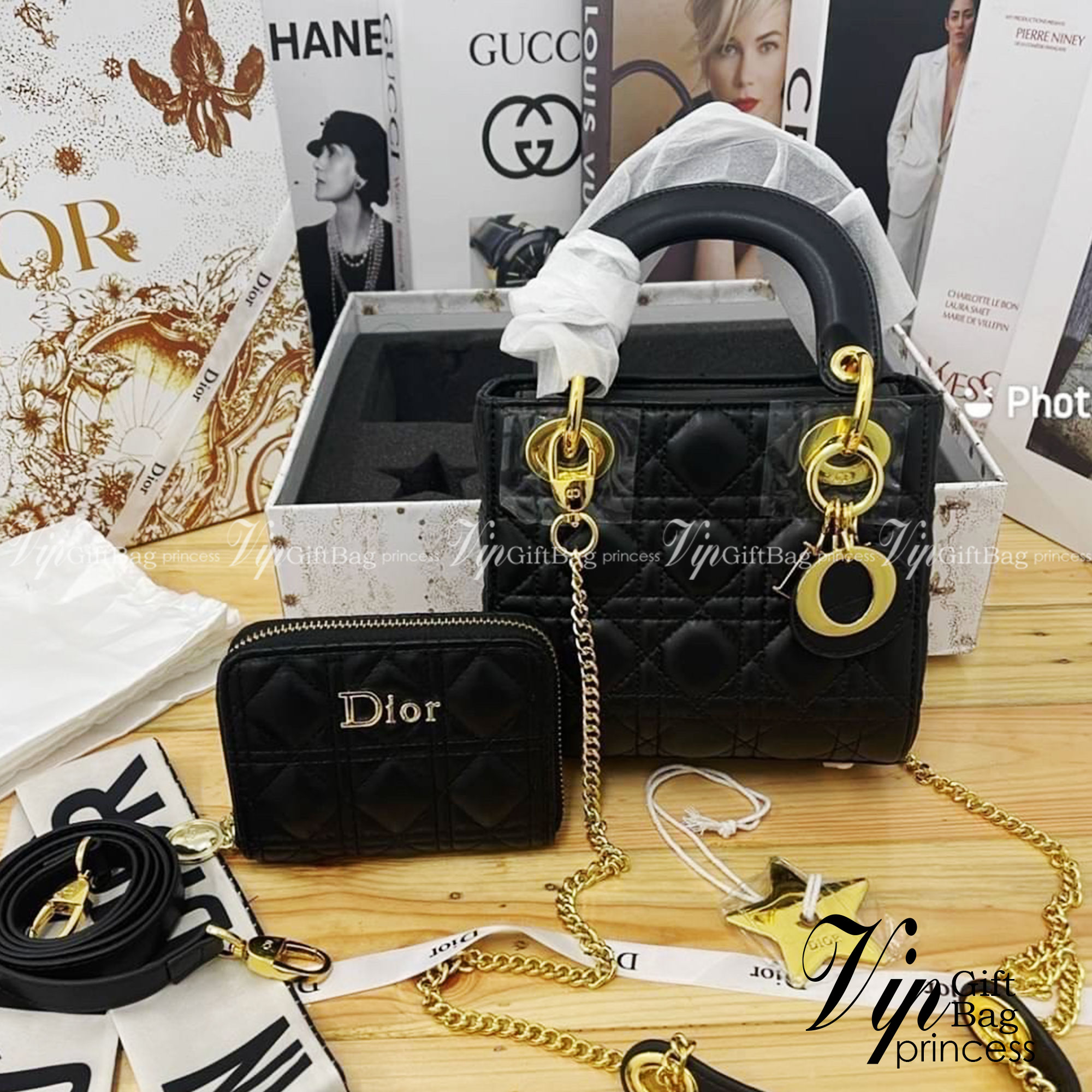 DIOR SET BAG / DIOR CD LADY BAG / CD LIMITED EDITION GIFT BOX WITH GOLD STAR BOUTIQUE SET พร้อมเสิร์ฟครบชุด น่ารักมากค่ะ ดีไซน์เรียบง่าย แต่แฝงไปด้วยความหรูหรา ทรงกล่องคลาสสิค มีหูจับในตัวและสายครอสบอดี้สุดเลิศ