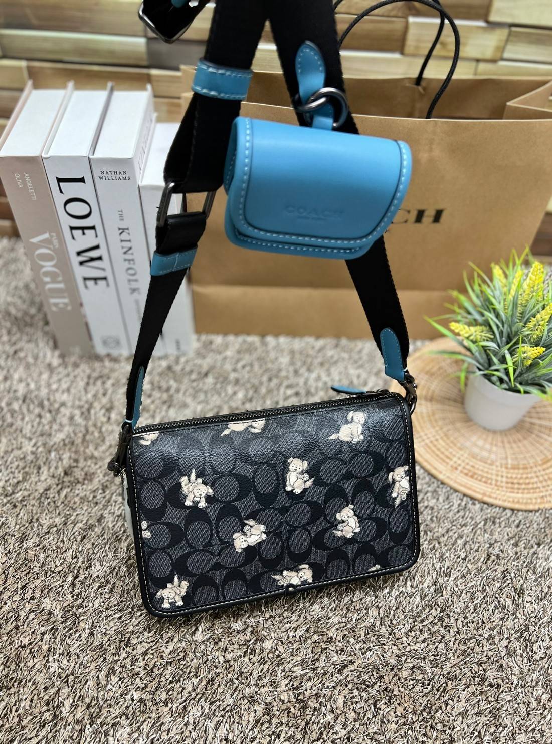 Coach Heritage Convertible Crossbody In Signature Canvas With Creature Print ((cc131)) 🐶 น่ารักขนาดนี้ ห้ามใจไม่ไหวเลยจ้า พร้อมส่ง! ยังไม่เข้าไทย ใหม่ก่อนใครค่ะ! หญิงก็ได้ชายก็ดี สำหรับรุ่นนี้ หนังแท้นิ่ม((หนังไม่แข็งทื่อๆ)) 🌟ทั้งใบปริ้นลา