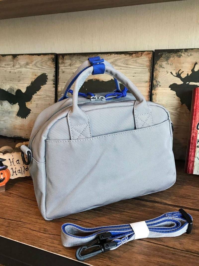 Anello 2Way mini boston Bag คอลเลคชั่นสีทูโทนสดใสต้อนรับลมร้อน กับกระเป๋าถือหรือสะพายข้าง วัสดุผ้าแคนวาสตัดสีทูโทน ที่หูจับมีตัวล้อคสาย มีฐานกว้างตั้งอยู่ทรง เหมาะกับการใช้งานที่สะดวกสบาย มีช่องใช้งานทั้งภายในและภายนอก ใส่ได้ทั้งกระเป๋าสตางค์ทรงยาว มินิไอ