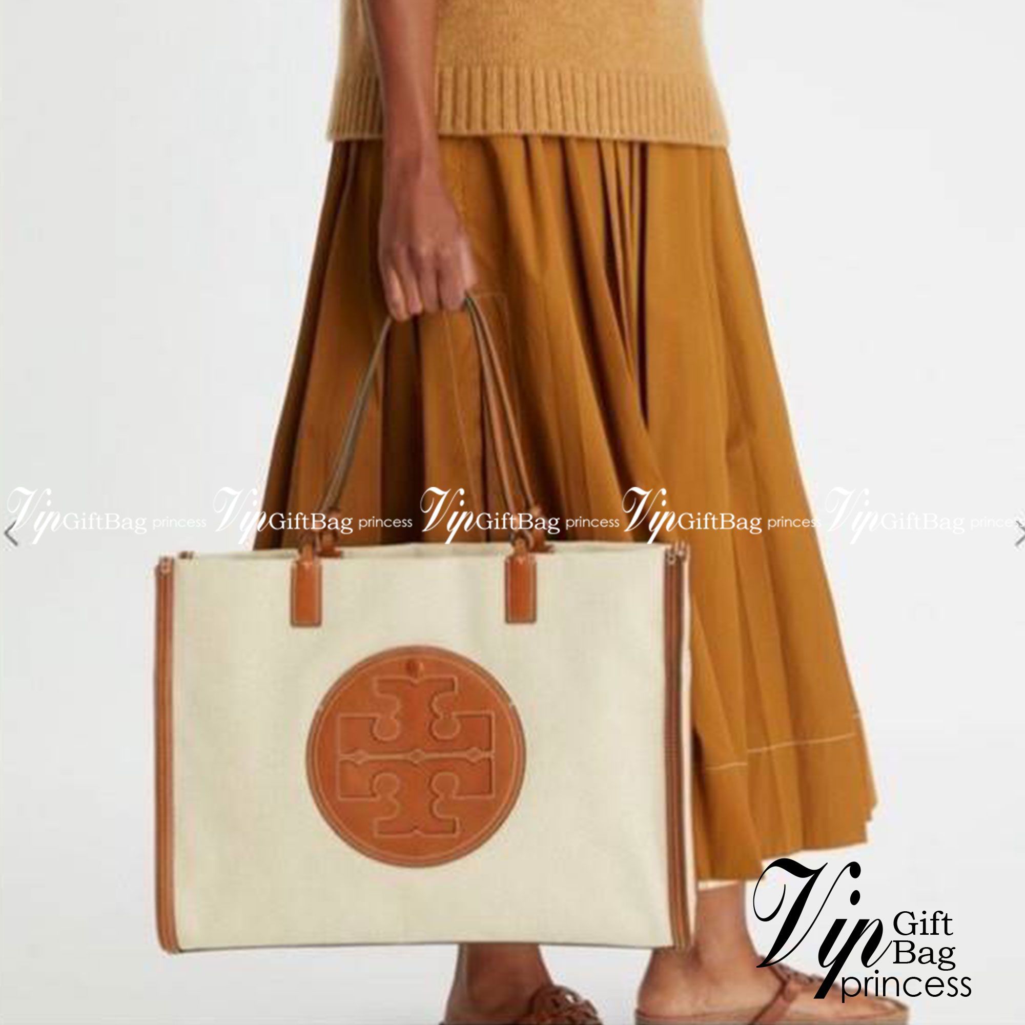 TORY BURCH ELLA CANVAS TOTE BAG กระเป๋าโท้ตน้ำหนักเบาของเราพร้อมป้ายโลโก้ Ella ทำจากผ้าใบที่ทนทานพร้อมรายละเอียดหนังและกระเป๋าด้านใน อเนกประสงค์ ทรงคลาสสิก และสร้างขึ้นอย่างสวยงามด้วยฝีมือช่างฝีมือ สายรัดแคบช่วยให้วางราบกับไหล่ได้อย่างสบาย เหมาะสำหรับทุกว