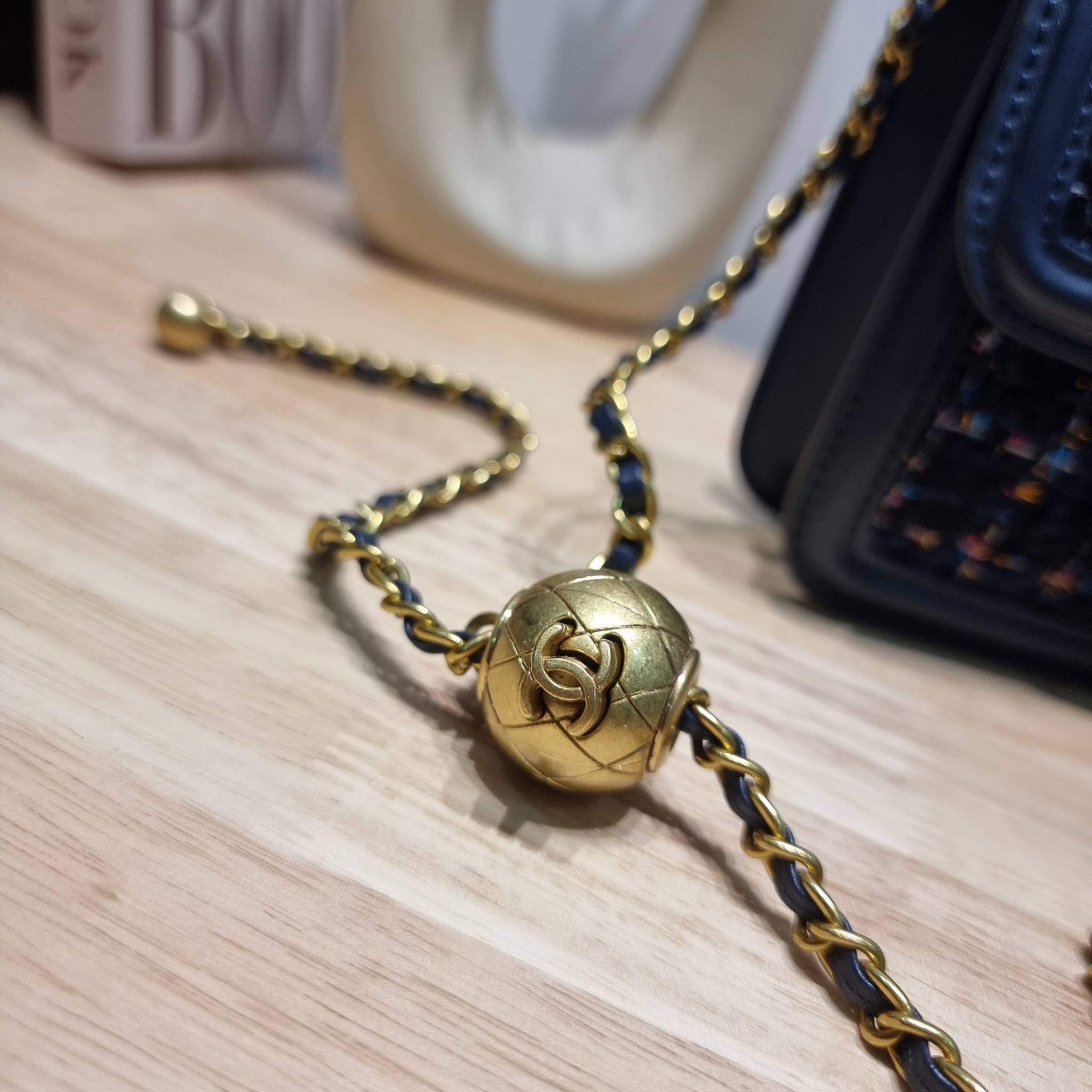 Chanel tweed mini flap bag / Chanel mini top handle กระเป๋าสะพายงานผ้าทวิตเอกลักษณ์เฉพาะของแบรนด์ งานสวยเป๊ะ มาพร้อมสายยาวถอดออกถือสวยๆเริ่ดๆ คิวท์มาก!! ดีเทลน่ารักเพียบ!!