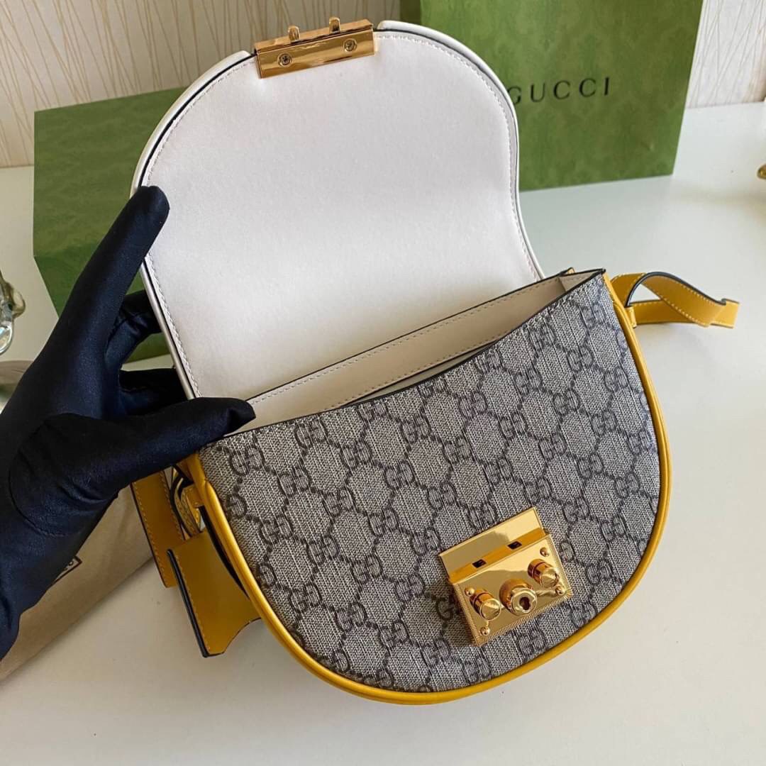 กระเป๋าสะพายคาดลำตัวรุ่นนี้โดดเด่นด้วยรูปทรงกลมสุดชิค ขนาดกะทัดรัด พร้อมด้วยหนังกระเป๋าที่ทำจากหนังแท้คุณภาพดี เพราะ Kira Chevron เป็นรุ่นที่ตอบโจทย์และครองใจสาว ๆ ได้อย่างแท้จริง เนื่องจากมีดีไซน์เรียบหรู โดยทางแบรนด์ได้ใช้เทคนิคการเย็บบนหนังเป็นลายเส้น 