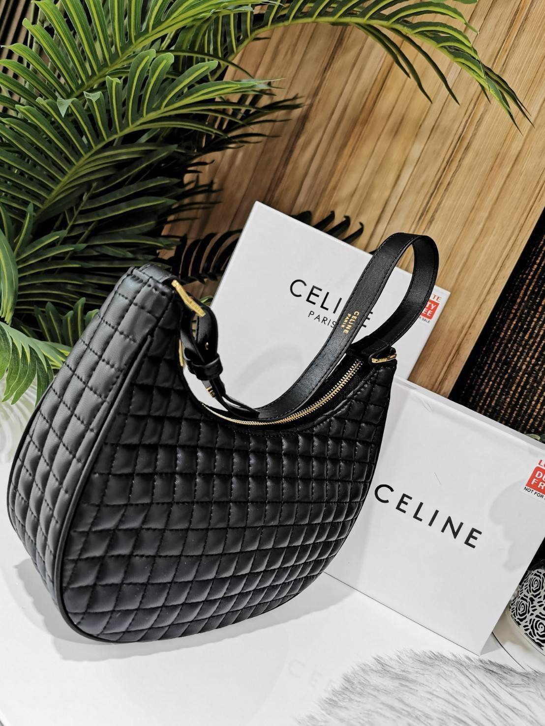 พรีเมี่ยมกิ๊ฟแท้ 100% 】CELINE SHOULDER BAG VIP GIFT WITH PURCHASE (GWP) พรีเมี่ยมกิ๊ฟ Limited Edition จาก CELINE HAUTEPARFUME DUTYFREE COUNTER วัสดุ LAMBSKIN หนังนิ่มสวยอยู่ทรงดีไซน์หรูฮิตสุดๆในเกาหลี เปิดปิดด้วยซิปแบรนด์สีทอง