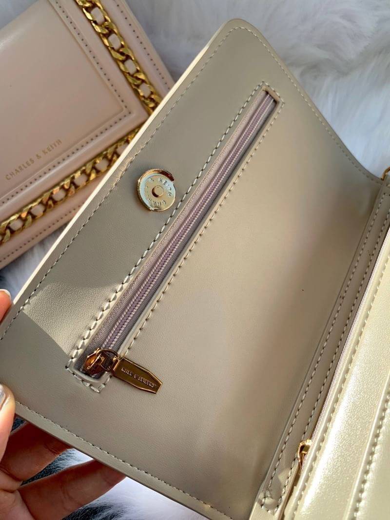 Charles&Keith Chain detail Clutch Best sellwr กระเป๋าสะพาย เป็นทรง crossbody หรือถอดสายถือเป็นคลัชท์ได้ มีดีเทลโซ่ร้อยหนังรอบใบ อะไหล่ทอง เปิดปิดด้วยกระดุมแม่เหล็ก ภายในมีช่องซิป ช่องเสียบบัตร และช่องใหญ่ใส่มือถือได้ทุกรุ่น พร้อมสาย สะพายแบบโซ่ต่อหนัง ถอด
